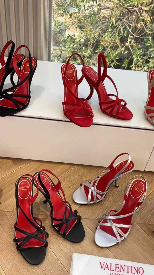 G289 WYSIWYG VALENTINO Sandalias clásicas Valentino 2026 primavera y verano La forma del zapato VLOGO SIGNATURE tiene l…