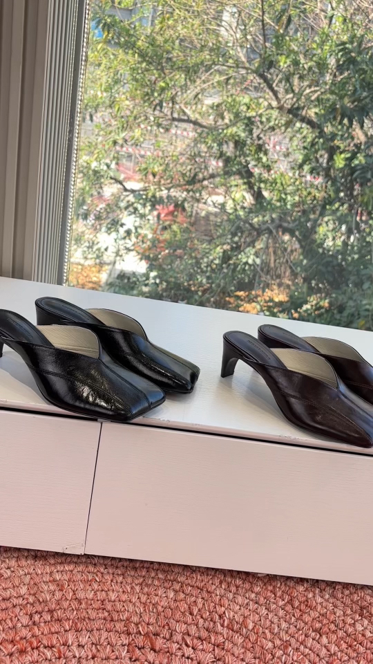G009 Lo que ves es lo que obtienes Las mules de tacón alto y los zapatos de media pantufla Phoebe Philo adoptan la form…