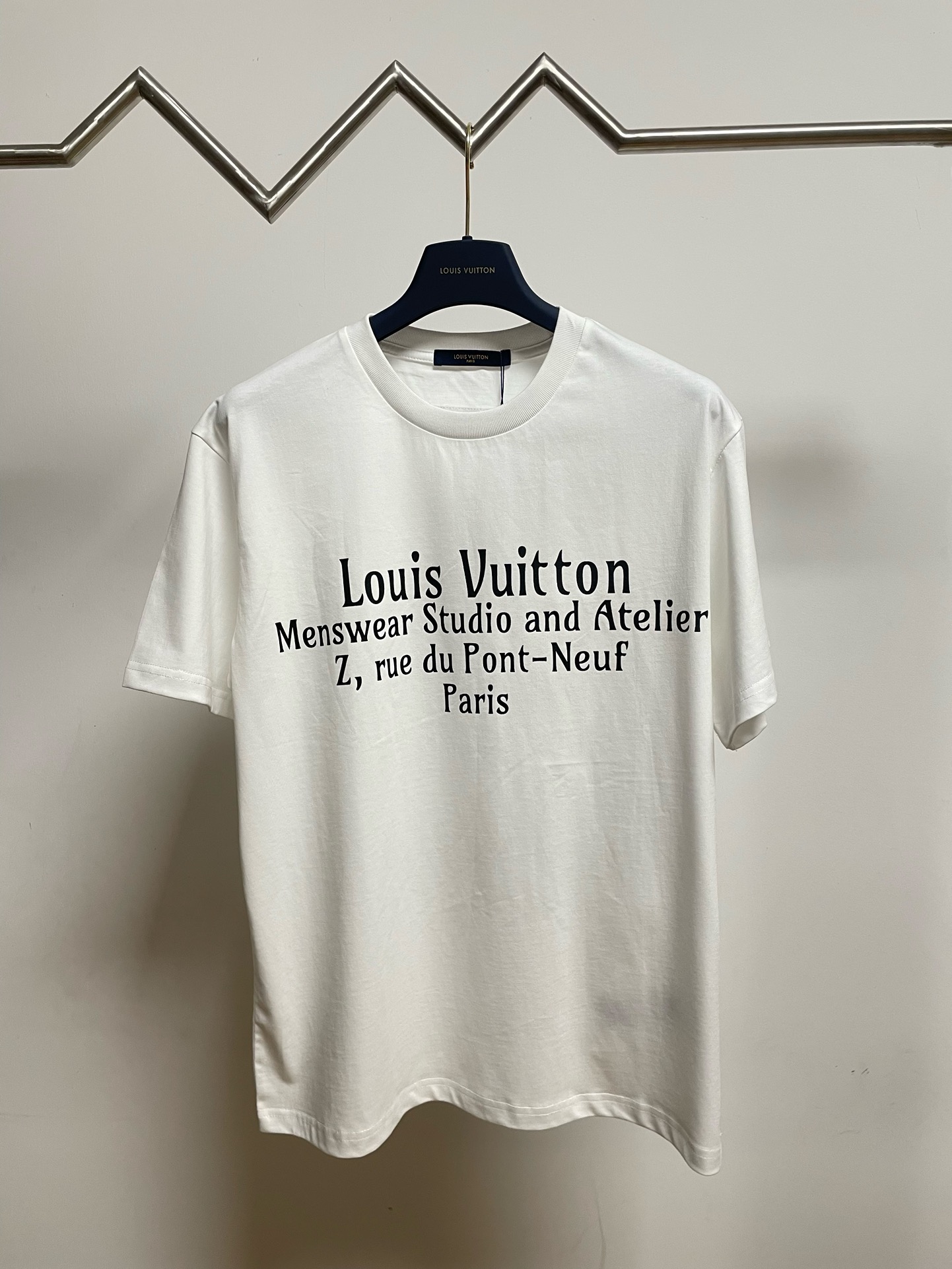 What is a 1:1 replica
 Louis Vuitton Flawless
 Clothing T-Shirt White Printing Unisex Cotton Spring/Summer Collection Short Sleeve