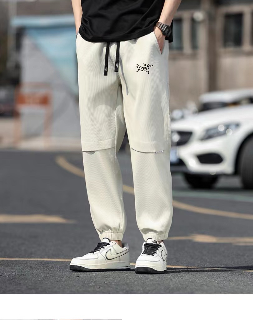 供货价:80💰『常熟热销篇章』顶级贸易货,工厂1:1定制,原包装+原吊牌
ARC'TERYX始祖鸟2024春季新款束脚运动裤长裤工装裤 爆品来袭始祖鸟运动裤--户外界中的第一品牌！！
渠道专属牛货！鸟家贸易公司订单货
 一线大牌工厂代工出厂，原版五金辅料做工精细！无可否认！
经典印花LOGO标志上身舒适帅气，
细节用料都非常讲究，
显示了设计极致的用心制作！！
宽松的版型处理，简约又舒适的穿搭， 
潮酷休闲款式打造休闲与个性兼备的时髦单品，大气且百搭。

高支全棉双纱华棉面料，高密度针织织布工艺，紧实有弹性，柔顺度和亲肤性极高，手感柔软细腻，不缩水不变形，上身挺括有型。

可调节松紧抽绳腰围，包容不同身材，纯棉罗纹裤脚，束脚版型更显腿长，定制原版辅料，

颜色:黑色  卡其色 豆绿色
尺码：M-4xL
尺码详情看图九



















