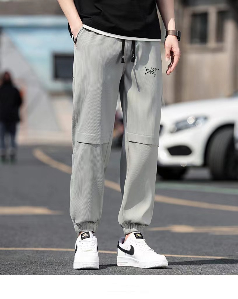 供货价:80💰『常熟热销篇章』顶级贸易货,工厂1:1定制,原包装+原吊牌
ARC'TERYX始祖鸟2024春季新款束脚运动裤长裤工装裤 爆品来袭始祖鸟运动裤--户外界中的第一品牌！！
渠道专属牛货！鸟家贸易公司订单货
 一线大牌工厂代工出厂，原版五金辅料做工精细！无可否认！
经典印花LOGO标志上身舒适帅气，
细节用料都非常讲究，
显示了设计极致的用心制作！！
宽松的版型处理，简约又舒适的穿搭， 
潮酷休闲款式打造休闲与个性兼备的时髦单品，大气且百搭。

高支全棉双纱华棉面料，高密度针织织布工艺，紧实有弹性，柔顺度和亲肤性极高，手感柔软细腻，不缩水不变形，上身挺括有型。

可调节松紧抽绳腰围，包容不同身材，纯棉罗纹裤脚，束脚版型更显腿长，定制原版辅料，

颜色:黑色  卡其色 豆绿色
尺码：M-4xL
尺码详情看图九



















