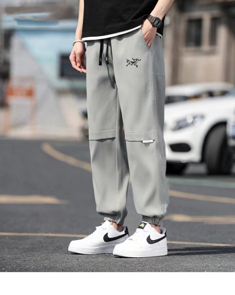 供货价:80💰『常熟热销篇章』顶级贸易货,工厂1:1定制,原包装+原吊牌
ARC'TERYX始祖鸟2024春季新款束脚运动裤长裤工装裤 爆品来袭始祖鸟运动裤--户外界中的第一品牌！！
渠道专属牛货！鸟家贸易公司订单货
 一线大牌工厂代工出厂，原版五金辅料做工精细！无可否认！
经典印花LOGO标志上身舒适帅气，
细节用料都非常讲究，
显示了设计极致的用心制作！！
宽松的版型处理，简约又舒适的穿搭， 
潮酷休闲款式打造休闲与个性兼备的时髦单品，大气且百搭。

高支全棉双纱华棉面料，高密度针织织布工艺，紧实有弹性，柔顺度和亲肤性极高，手感柔软细腻，不缩水不变形，上身挺括有型。

可调节松紧抽绳腰围，包容不同身材，纯棉罗纹裤脚，束脚版型更显腿长，定制原版辅料，

颜色:黑色  卡其色 豆绿色
尺码：M-4xL
尺码详情看图九



















