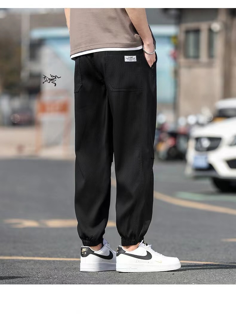 供货价:80💰『常熟热销篇章』顶级贸易货,工厂1:1定制,原包装+原吊牌
ARC'TERYX始祖鸟2024春季新款束脚运动裤长裤工装裤 爆品来袭始祖鸟运动裤--户外界中的第一品牌！！
渠道专属牛货！鸟家贸易公司订单货
 一线大牌工厂代工出厂，原版五金辅料做工精细！无可否认！
经典印花LOGO标志上身舒适帅气，
细节用料都非常讲究，
显示了设计极致的用心制作！！
宽松的版型处理，简约又舒适的穿搭， 
潮酷休闲款式打造休闲与个性兼备的时髦单品，大气且百搭。

高支全棉双纱华棉面料，高密度针织织布工艺，紧实有弹性，柔顺度和亲肤性极高，手感柔软细腻，不缩水不变形，上身挺括有型。

可调节松紧抽绳腰围，包容不同身材，纯棉罗纹裤脚，束脚版型更显腿长，定制原版辅料，

颜色:黑色  卡其色 豆绿色
尺码：M-4xL
尺码详情看图九



















