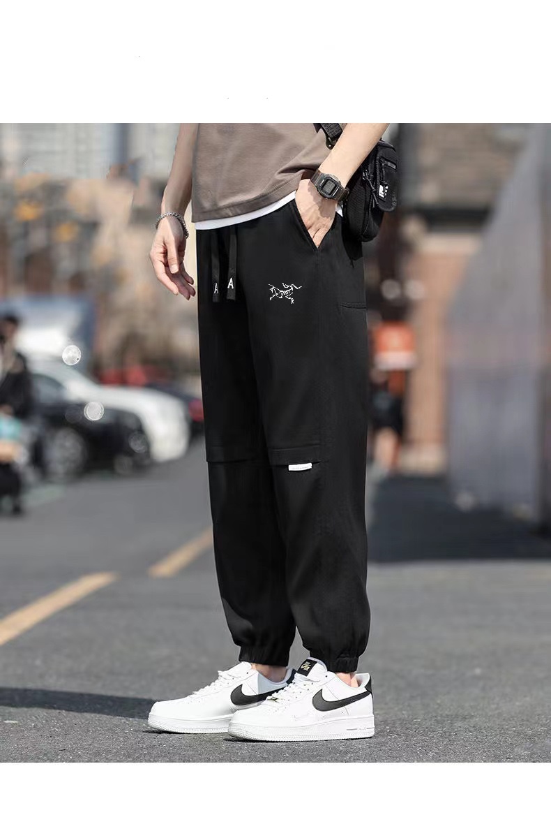 供货价:80💰『常熟热销篇章』顶级贸易货,工厂1:1定制,原包装+原吊牌
ARC'TERYX始祖鸟2024春季新款束脚运动裤长裤工装裤 爆品来袭始祖鸟运动裤--户外界中的第一品牌！！
渠道专属牛货！鸟家贸易公司订单货
 一线大牌工厂代工出厂，原版五金辅料做工精细！无可否认！
经典印花LOGO标志上身舒适帅气，
细节用料都非常讲究，
显示了设计极致的用心制作！！
宽松的版型处理，简约又舒适的穿搭， 
潮酷休闲款式打造休闲与个性兼备的时髦单品，大气且百搭。

高支全棉双纱华棉面料，高密度针织织布工艺，紧实有弹性，柔顺度和亲肤性极高，手感柔软细腻，不缩水不变形，上身挺括有型。

可调节松紧抽绳腰围，包容不同身材，纯棉罗纹裤脚，束脚版型更显腿长，定制原版辅料，

颜色:黑色  卡其色 豆绿色
尺码：M-4xL
尺码详情看图九



















