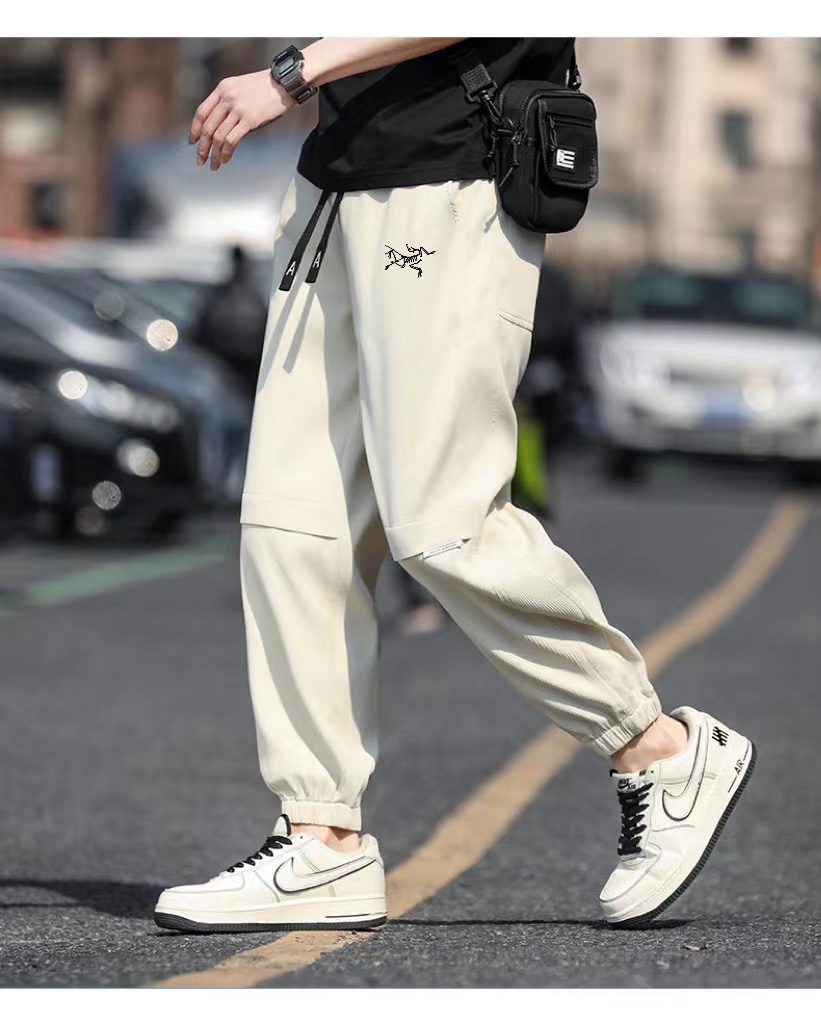 供货价:80💰『常熟热销篇章』顶级贸易货,工厂1:1定制,原包装+原吊牌
ARC'TERYX始祖鸟2024春季新款束脚运动裤长裤工装裤 爆品来袭始祖鸟运动裤--户外界中的第一品牌！！
渠道专属牛货！鸟家贸易公司订单货
 一线大牌工厂代工出厂，原版五金辅料做工精细！无可否认！
经典印花LOGO标志上身舒适帅气，
细节用料都非常讲究，
显示了设计极致的用心制作！！
宽松的版型处理，简约又舒适的穿搭， 
潮酷休闲款式打造休闲与个性兼备的时髦单品，大气且百搭。

高支全棉双纱华棉面料，高密度针织织布工艺，紧实有弹性，柔顺度和亲肤性极高，手感柔软细腻，不缩水不变形，上身挺括有型。

可调节松紧抽绳腰围，包容不同身材，纯棉罗纹裤脚，束脚版型更显腿长，定制原版辅料，

颜色:黑色  卡其色 豆绿色
尺码：M-4xL
尺码详情看图九



















