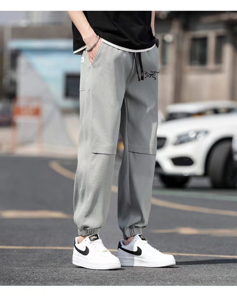 供货价:80💰『常熟热销篇章』顶级贸易货,工厂1:1定制,原包装+原吊牌
ARC'TERYX始祖鸟2024春季新款束脚运动裤长裤工装裤 爆品来袭始祖鸟运动裤--户外界中的第一品牌！！
渠道专属牛货！鸟家贸易公司订单货
 一线大牌工厂代工出厂，原版五金辅料做工精细！无可否认！
经典印花LOGO标志上身舒适帅气，
细节用料都非常讲究，
显示了设计极致的用心制作！！
宽松的版型处理，简约又舒适的穿搭， 
潮酷休闲款式打造休闲与个性兼备的时髦单品，大气且百搭。

高支全棉双纱华棉面料，高密度针织织布工艺，紧实有弹性，柔顺度和亲肤性极高，手感柔软细腻，不缩水不变形，上身挺括有型。

可调节松紧抽绳腰围，包容不同身材，纯棉罗纹裤脚，束脚版型更显腿长，定制原版辅料，

颜色:黑色  卡其色 豆绿色
尺码：M-4xL
尺码详情看图九



















