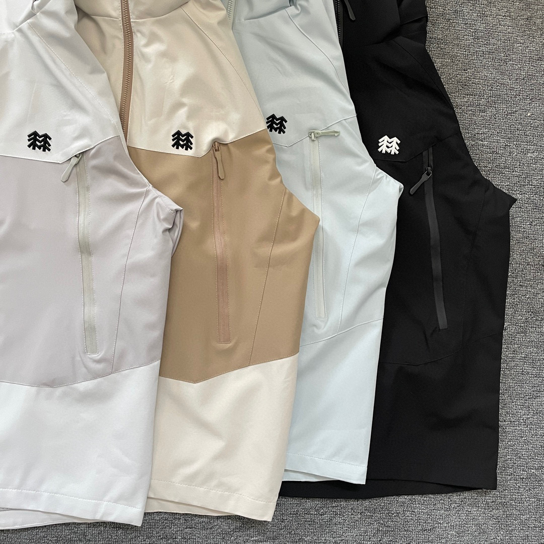 💰194
2025KOLONSPORT/可隆新款男女户外登山连帽防风防水冲锋衣夹克外套
-可隆🌲小标极为简洁干净 大大提升了衣品 强烈推荐潮男必备单款, 是今年可隆最新的设计
-采用双层编织可防水、透气、四面弹科技面料,让您在运动中获得舒适感。面料具备轻量化、微弹力、防泼水、出色透气性等特点!非常适合日常城市通勤!
-非常好穿的一款冲锋衣,颜值超高!不挑人,男女都可穿,做情侣装超好看!全球火爆的冲锋衣!功能性超强!不入后悔系列!适用于城市户外,自驾郊游日常穿着,男女皆可驾驭!
-颜色:蓝色,卡其色,黑色,米灰色
-尺码:L-4XL
尺码 胸围 衣长 肩宽 推荐体重
L 114 70 46 100-120
XL 118 72 47 120-140
2XL 123 74 48 140-160
3XL 126 76 49 160-180
4XL 130 78 50 180-200