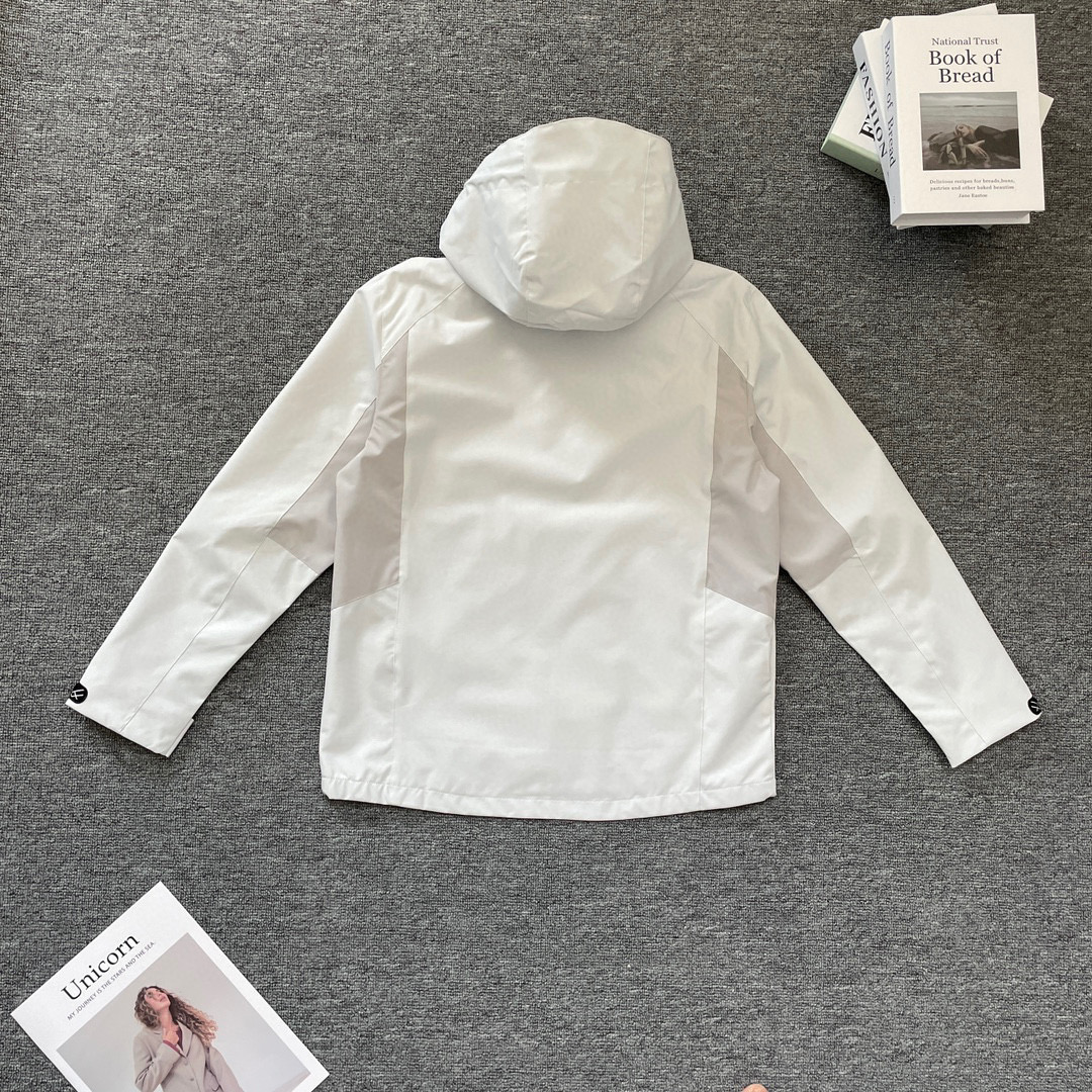 💰194
2025KOLONSPORT/可隆新款男女户外登山连帽防风防水冲锋衣夹克外套
-可隆🌲小标极为简洁干净 大大提升了衣品 强烈推荐潮男必备单款, 是今年可隆最新的设计
-采用双层编织可防水、透气、四面弹科技面料,让您在运动中获得舒适感。面料具备轻量化、微弹力、防泼水、出色透气性等特点!非常适合日常城市通勤!
-非常好穿的一款冲锋衣,颜值超高!不挑人,男女都可穿,做情侣装超好看!全球火爆的冲锋衣!功能性超强!不入后悔系列!适用于城市户外,自驾郊游日常穿着,男女皆可驾驭!
-颜色:蓝色,卡其色,黑色,米灰色
-尺码:L-4XL
尺码 胸围 衣长 肩宽 推荐体重
L 114 70 46 100-120
XL 118 72 47 120-140
2XL 123 74 48 140-160
3XL 126 76 49 160-180
4XL 130 78 50 180-200