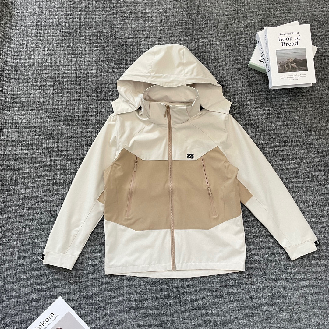 💰194
2025KOLONSPORT/可隆新款男女户外登山连帽防风防水冲锋衣夹克外套
-可隆🌲小标极为简洁干净 大大提升了衣品 强烈推荐潮男必备单款, 是今年可隆最新的设计
-采用双层编织可防水、透气、四面弹科技面料,让您在运动中获得舒适感。面料具备轻量化、微弹力、防泼水、出色透气性等特点!非常适合日常城市通勤!
-非常好穿的一款冲锋衣,颜值超高!不挑人,男女都可穿,做情侣装超好看!全球火爆的冲锋衣!功能性超强!不入后悔系列!适用于城市户外,自驾郊游日常穿着,男女皆可驾驭!
-颜色:蓝色,卡其色,黑色,米灰色
-尺码:L-4XL
尺码 胸围 衣长 肩宽 推荐体重
L 114 70 46 100-120
XL 118 72 47 120-140
2XL 123 74 48 140-160
3XL 126 76 49 160-180
4XL 130 78 50 180-200
