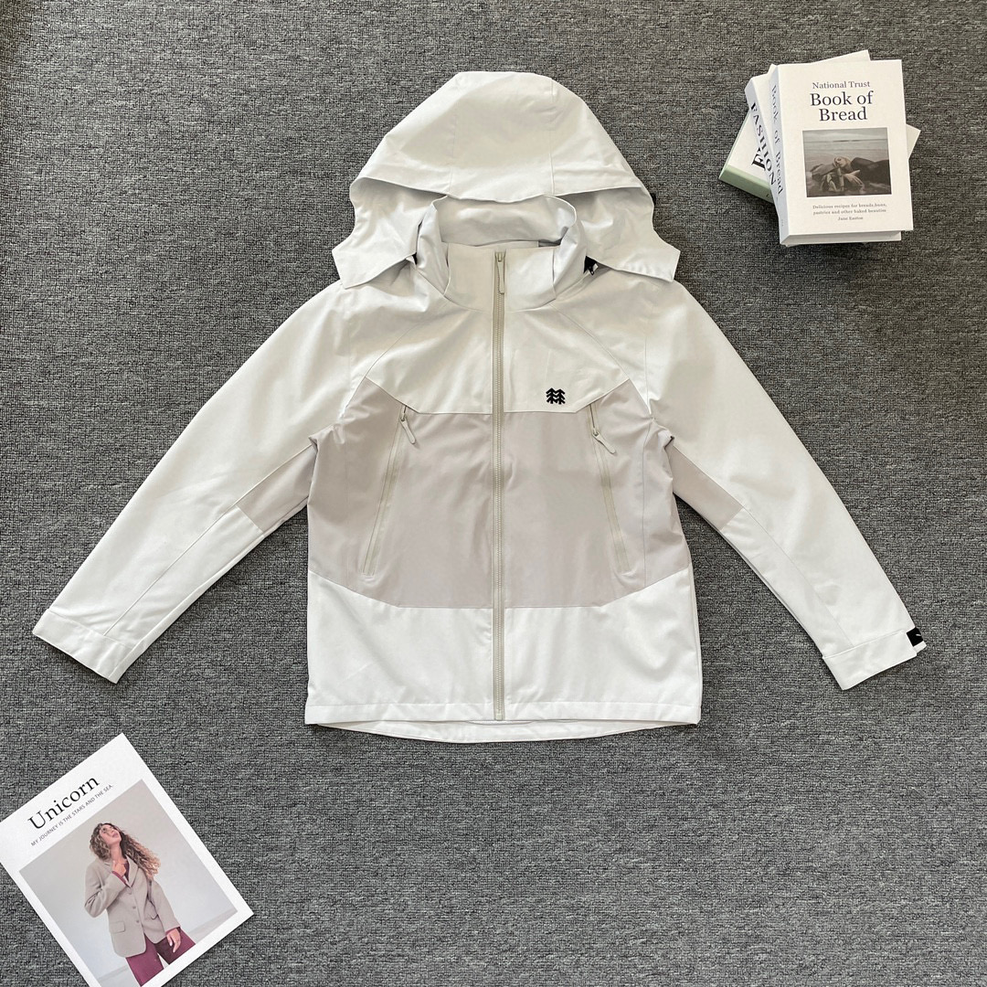 💰194
2025KOLONSPORT/可隆新款男女户外登山连帽防风防水冲锋衣夹克外套
-可隆🌲小标极为简洁干净 大大提升了衣品 强烈推荐潮男必备单款, 是今年可隆最新的设计
-采用双层编织可防水、透气、四面弹科技面料,让您在运动中获得舒适感。面料具备轻量化、微弹力、防泼水、出色透气性等特点!非常适合日常城市通勤!
-非常好穿的一款冲锋衣,颜值超高!不挑人,男女都可穿,做情侣装超好看!全球火爆的冲锋衣!功能性超强!不入后悔系列!适用于城市户外,自驾郊游日常穿着,男女皆可驾驭!
-颜色:蓝色,卡其色,黑色,米灰色
-尺码:L-4XL
尺码 胸围 衣长 肩宽 推荐体重
L 114 70 46 100-120
XL 118 72 47 120-140
2XL 123 74 48 140-160
3XL 126 76 49 160-180
4XL 130 78 50 180-200