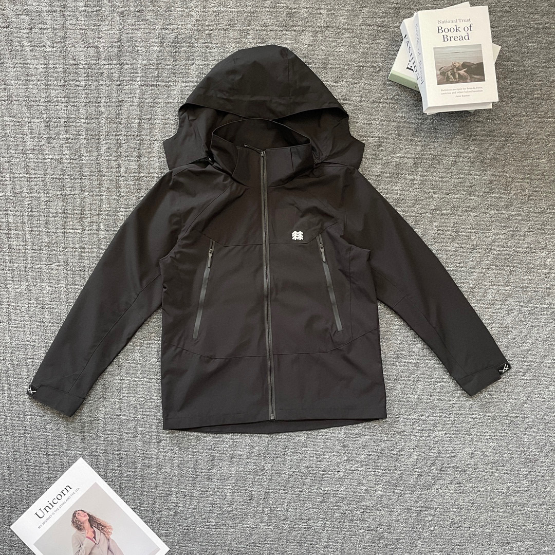 💰194
2025KOLONSPORT/可隆新款男女户外登山连帽防风防水冲锋衣夹克外套
-可隆🌲小标极为简洁干净 大大提升了衣品 强烈推荐潮男必备单款, 是今年可隆最新的设计
-采用双层编织可防水、透气、四面弹科技面料,让您在运动中获得舒适感。面料具备轻量化、微弹力、防泼水、出色透气性等特点!非常适合日常城市通勤!
-非常好穿的一款冲锋衣,颜值超高!不挑人,男女都可穿,做情侣装超好看!全球火爆的冲锋衣!功能性超强!不入后悔系列!适用于城市户外,自驾郊游日常穿着,男女皆可驾驭!
-颜色:蓝色,卡其色,黑色,米灰色
-尺码:L-4XL
尺码 胸围 衣长 肩宽 推荐体重
L 114 70 46 100-120
XL 118 72 47 120-140
2XL 123 74 48 140-160
3XL 126 76 49 160-180
4XL 130 78 50 180-200