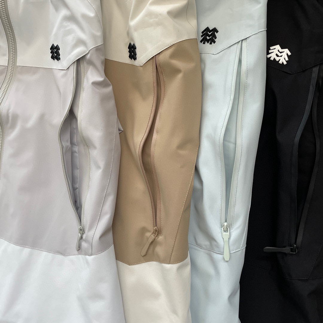 💰194
2025KOLONSPORT/可隆新款男女户外登山连帽防风防水冲锋衣夹克外套
-可隆🌲小标极为简洁干净 大大提升了衣品 强烈推荐潮男必备单款, 是今年可隆最新的设计
-采用双层编织可防水、透气、四面弹科技面料,让您在运动中获得舒适感。面料具备轻量化、微弹力、防泼水、出色透气性等特点!非常适合日常城市通勤!
-非常好穿的一款冲锋衣,颜值超高!不挑人,男女都可穿,做情侣装超好看!全球火爆的冲锋衣!功能性超强!不入后悔系列!适用于城市户外,自驾郊游日常穿着,男女皆可驾驭!
-颜色:蓝色,卡其色,黑色,米灰色
-尺码:L-4XL
尺码 胸围 衣长 肩宽 推荐体重
L 114 70 46 100-120
XL 118 72 47 120-140
2XL 123 74 48 140-160
3XL 126 76 49 160-180
4XL 130 78 50 180-200