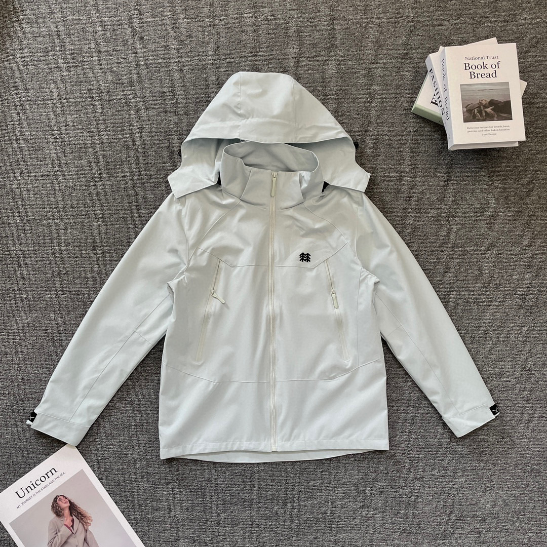 💰194
2025KOLONSPORT/可隆新款男女户外登山连帽防风防水冲锋衣夹克外套
-可隆🌲小标极为简洁干净 大大提升了衣品 强烈推荐潮男必备单款, 是今年可隆最新的设计
-采用双层编织可防水、透气、四面弹科技面料,让您在运动中获得舒适感。面料具备轻量化、微弹力、防泼水、出色透气性等特点!非常适合日常城市通勤!
-非常好穿的一款冲锋衣,颜值超高!不挑人,男女都可穿,做情侣装超好看!全球火爆的冲锋衣!功能性超强!不入后悔系列!适用于城市户外,自驾郊游日常穿着,男女皆可驾驭!
-颜色:蓝色,卡其色,黑色,米灰色
-尺码:L-4XL
尺码 胸围 衣长 肩宽 推荐体重
L 114 70 46 100-120
XL 118 72 47 120-140
2XL 123 74 48 140-160
3XL 126 76 49 160-180
4XL 130 78 50 180-200