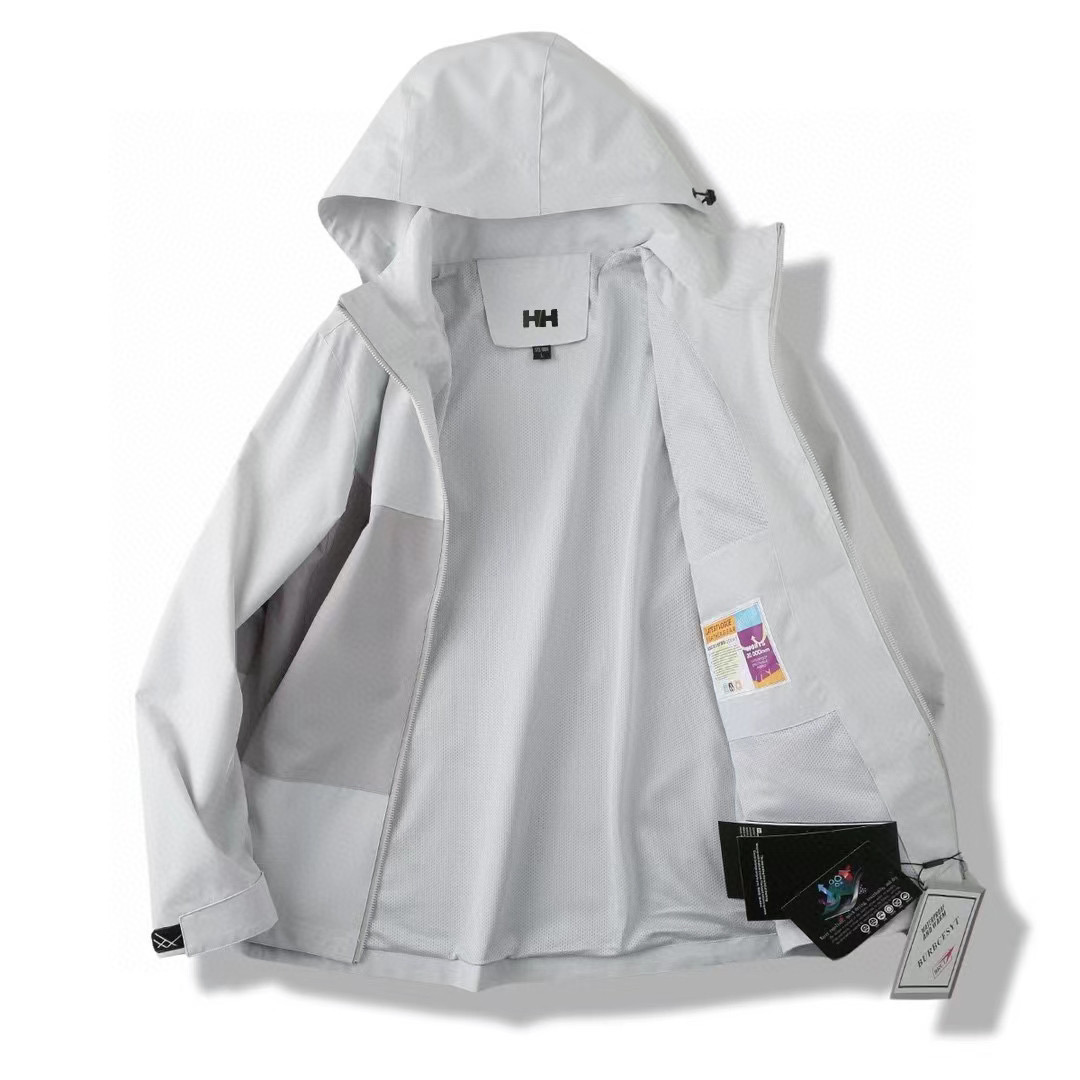 💰194
HELLY HANSEN/HH/
2025海丽汉森冲锋衣外套
春季海丽汉森家同款连帽休闲外套!
男女情侣款户外冲锋衣!
都市机能防风弹力工装外套,采用双层编织可防水、透气、四面弹科技面料,让您在运动中获得舒适感。
面料具备轻量化、微弹力、防泼水、出色透气性等特点!非常适合日常城市通勤!
内里采用高级户外透气网眼面料,整体平顺性很好 且具备透气性!
版型方面,衣服采用真正的3D立体裁剪设计,大家可以看我们的细节图!
版型非常出色,立体裁剪的多裁片设计,让衣身更加贴合身材,真正做到有型不紧绷 不臃肿!撞色拼接的设计,更加青春,活力!
不多说 ,各位看图!,尤其是 细节,大家可以细看 就知道它用料的水准,这些都是实打实骗不了人的,开年王炸款 ,当之无愧!推荐入手!
颜色:黑色 ,咖啡色,灰白色,米卡其,绿色,冰川兰
尺码:M-4XL