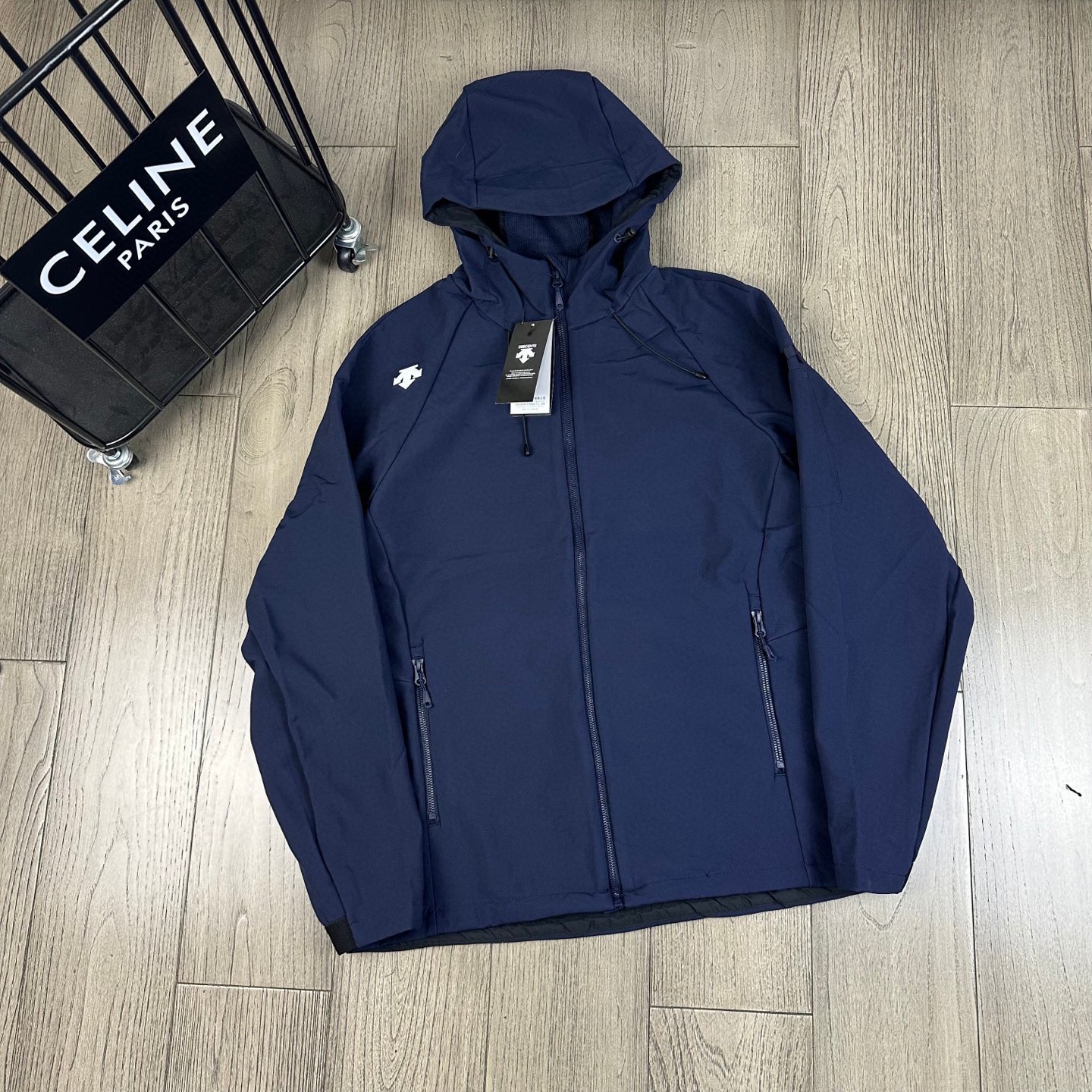 💰184
2025DESCENTE/迪桑特户外运动休闲加绒软壳冲锋衣外套男女同款
内里全包条贴心设计,这款软壳连肩袖夹克面料具备防风防泼水保暖性能,高度耐磨且透气,配有加绒内里,更具保暖作用在运动过程中起到保存人体体温和隔热功能每个热爱户外运动的男女必备
每个登山徒步者的心中,都有一座高山去征服。但并不是每个人都有机会去挑战它们。毕竟,除了险峰,我们最经常面对的还是早高峰和晚高峰...日常工作之余,远郊徒步和登山活动越来越受到青睐,强健体魄和丰富的学识才是人生最大的两项自我投资。
剪裁简洁,可内搭其他轻薄衣物,其拼接设计确保活动自如。
颜色:黑色、蓝色、土黄色
尺码:l-4xl
l xl xxl 3xl 4xl
衣长:69 71 73 75 77
胸围:56 58 60 62 64
连肩袖长:75 77 79 81 83
(手工测量 误差1-2cm)