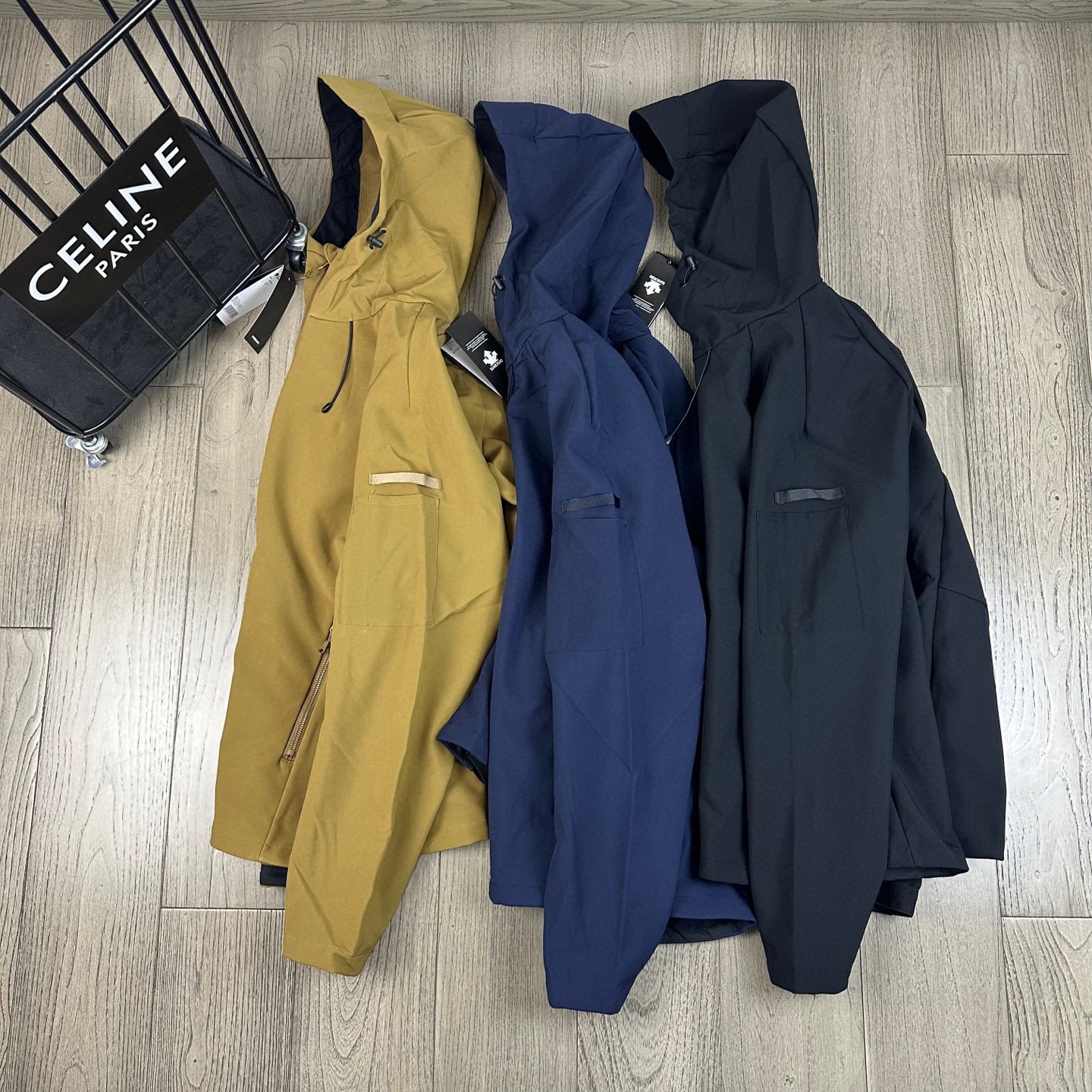 💰184
2025DESCENTE/迪桑特户外运动休闲加绒软壳冲锋衣外套男女同款
内里全包条贴心设计,这款软壳连肩袖夹克面料具备防风防泼水保暖性能,高度耐磨且透气,配有加绒内里,更具保暖作用在运动过程中起到保存人体体温和隔热功能每个热爱户外运动的男女必备
每个登山徒步者的心中,都有一座高山去征服。但并不是每个人都有机会去挑战它们。毕竟,除了险峰,我们最经常面对的还是早高峰和晚高峰...日常工作之余,远郊徒步和登山活动越来越受到青睐,强健体魄和丰富的学识才是人生最大的两项自我投资。
剪裁简洁,可内搭其他轻薄衣物,其拼接设计确保活动自如。
颜色:黑色、蓝色、土黄色
尺码:l-4xl
l xl xxl 3xl 4xl
衣长:69 71 73 75 77
胸围:56 58 60 62 64
连肩袖长:75 77 79 81 83
(手工测量 误差1-2cm)