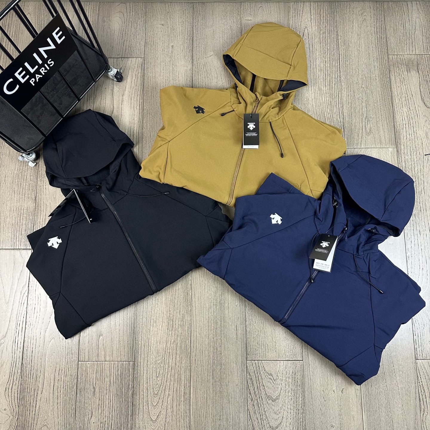 💰184
2025DESCENTE/迪桑特户外运动休闲加绒软壳冲锋衣外套男女同款
内里全包条贴心设计,这款软壳连肩袖夹克面料具备防风防泼水保暖性能,高度耐磨且透气,配有加绒内里,更具保暖作用在运动过程中起到保存人体体温和隔热功能每个热爱户外运动的男女必备
每个登山徒步者的心中,都有一座高山去征服。但并不是每个人都有机会去挑战它们。毕竟,除了险峰,我们最经常面对的还是早高峰和晚高峰...日常工作之余,远郊徒步和登山活动越来越受到青睐,强健体魄和丰富的学识才是人生最大的两项自我投资。
剪裁简洁,可内搭其他轻薄衣物,其拼接设计确保活动自如。
颜色:黑色、蓝色、土黄色
尺码:l-4xl
l xl xxl 3xl 4xl
衣长:69 71 73 75 77
胸围:56 58 60 62 64
连肩袖长:75 77 79 81 83
(手工测量 误差1-2cm)