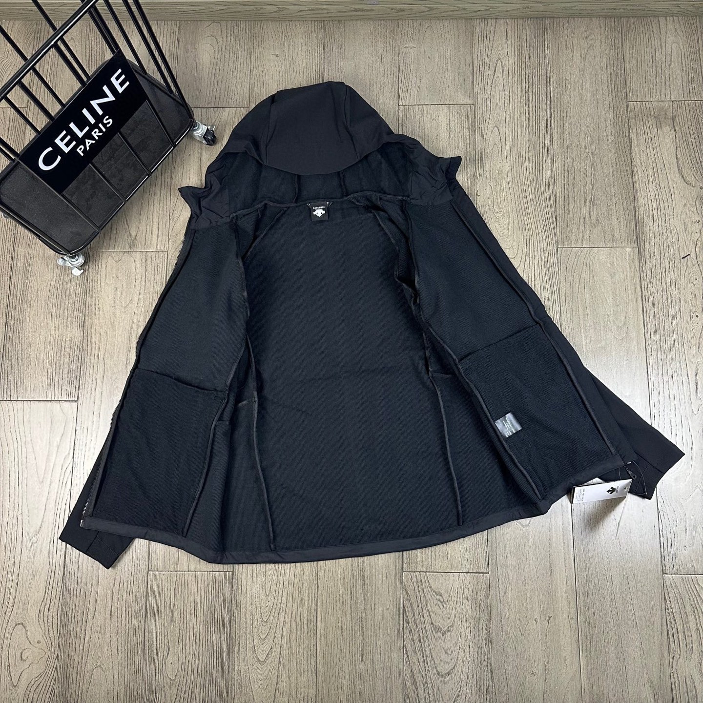 💰184
2025DESCENTE/迪桑特户外运动休闲加绒软壳冲锋衣外套男女同款
内里全包条贴心设计,这款软壳连肩袖夹克面料具备防风防泼水保暖性能,高度耐磨且透气,配有加绒内里,更具保暖作用在运动过程中起到保存人体体温和隔热功能每个热爱户外运动的男女必备
每个登山徒步者的心中,都有一座高山去征服。但并不是每个人都有机会去挑战它们。毕竟,除了险峰,我们最经常面对的还是早高峰和晚高峰...日常工作之余,远郊徒步和登山活动越来越受到青睐,强健体魄和丰富的学识才是人生最大的两项自我投资。
剪裁简洁,可内搭其他轻薄衣物,其拼接设计确保活动自如。
颜色:黑色、蓝色、土黄色
尺码:l-4xl
l xl xxl 3xl 4xl
衣长:69 71 73 75 77
胸围:56 58 60 62 64
连肩袖长:75 77 79 81 83
(手工测量 误差1-2cm)