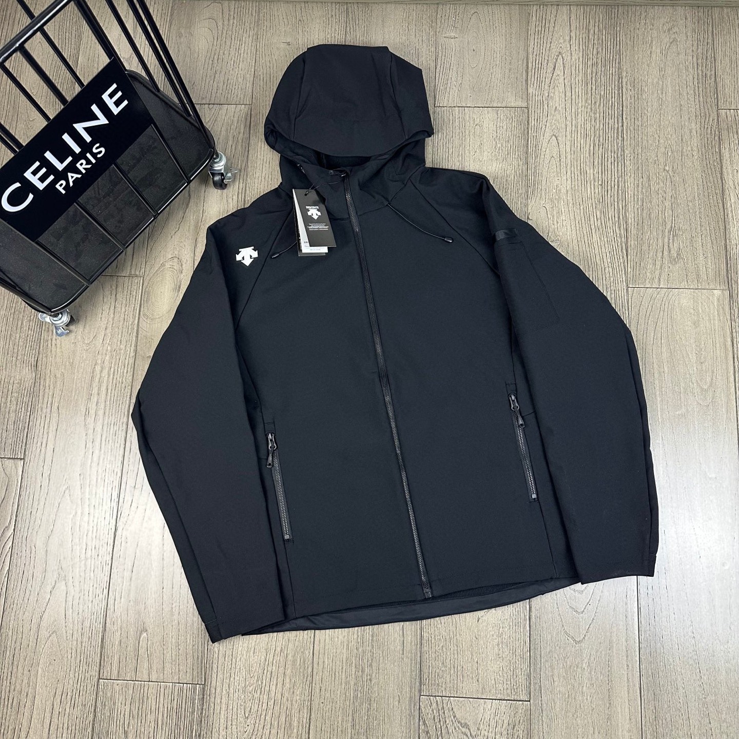 💰184
2025DESCENTE/迪桑特户外运动休闲加绒软壳冲锋衣外套男女同款
内里全包条贴心设计,这款软壳连肩袖夹克面料具备防风防泼水保暖性能,高度耐磨且透气,配有加绒内里,更具保暖作用在运动过程中起到保存人体体温和隔热功能每个热爱户外运动的男女必备
每个登山徒步者的心中,都有一座高山去征服。但并不是每个人都有机会去挑战它们。毕竟,除了险峰,我们最经常面对的还是早高峰和晚高峰...日常工作之余,远郊徒步和登山活动越来越受到青睐,强健体魄和丰富的学识才是人生最大的两项自我投资。
剪裁简洁,可内搭其他轻薄衣物,其拼接设计确保活动自如。
颜色:黑色、蓝色、土黄色
尺码:l-4xl
l xl xxl 3xl 4xl
衣长:69 71 73 75 77
胸围:56 58 60 62 64
连肩袖长:75 77 79 81 83
(手工测量 误差1-2cm)