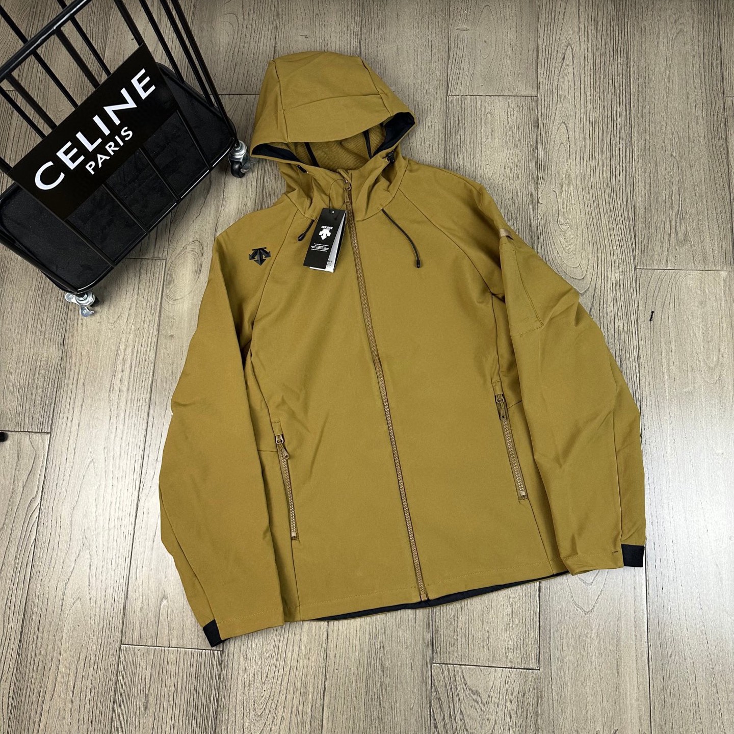 💰184
2025DESCENTE/迪桑特户外运动休闲加绒软壳冲锋衣外套男女同款
内里全包条贴心设计,这款软壳连肩袖夹克面料具备防风防泼水保暖性能,高度耐磨且透气,配有加绒内里,更具保暖作用在运动过程中起到保存人体体温和隔热功能每个热爱户外运动的男女必备
每个登山徒步者的心中,都有一座高山去征服。但并不是每个人都有机会去挑战它们。毕竟,除了险峰,我们最经常面对的还是早高峰和晚高峰...日常工作之余,远郊徒步和登山活动越来越受到青睐,强健体魄和丰富的学识才是人生最大的两项自我投资。
剪裁简洁,可内搭其他轻薄衣物,其拼接设计确保活动自如。
颜色:黑色、蓝色、土黄色
尺码:l-4xl
l xl xxl 3xl 4xl
衣长:69 71 73 75 77
胸围:56 58 60 62 64
连肩袖长:75 77 79 81 83
(手工测量 误差1-2cm)