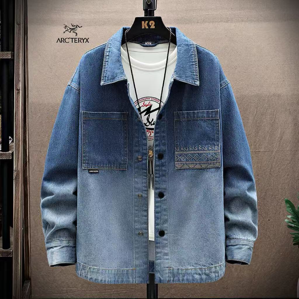  💰160
【主推款】ARC'TERYX（始祖鸟）潮流复古，美式休闲牛仔棉，聚酯纤维定织混纺牛仔料外套
挺拔，干练，立体，巨有型常规牛仔厚度，春秋二季随意切换
大方翻领，标准版型胸前二测直瀑式口袋，精致好看
整衣做了水洗工艺，不缩水，经典复古，潮流百搭
巨好搭裤子，牛仔裤，休闲裤，卫裤，工装裤等等
腋下立体剪裁，背部多裁片拼接工艺
做工走线工整，果断自留一件自己穿！
喜欢牛仔外套的兄弟，别错过，真心好牛仔哈！

颜色黑色 蓝色
尺码M-4XL

​

​

















