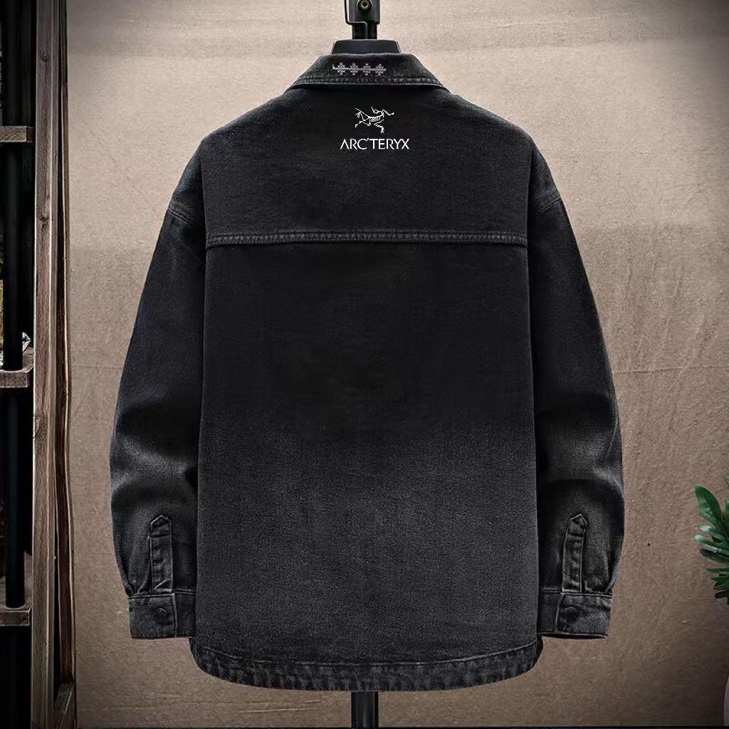  💰160
【主推款】ARC'TERYX（始祖鸟）潮流复古，美式休闲牛仔棉，聚酯纤维定织混纺牛仔料外套
挺拔，干练，立体，巨有型常规牛仔厚度，春秋二季随意切换
大方翻领，标准版型胸前二测直瀑式口袋，精致好看
整衣做了水洗工艺，不缩水，经典复古，潮流百搭
巨好搭裤子，牛仔裤，休闲裤，卫裤，工装裤等等
腋下立体剪裁，背部多裁片拼接工艺
做工走线工整，果断自留一件自己穿！
喜欢牛仔外套的兄弟，别错过，真心好牛仔哈！

颜色黑色 蓝色
尺码M-4XL

​

​

















