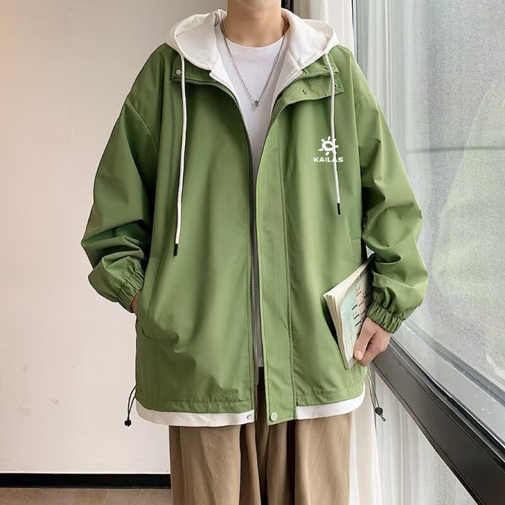 💰150
凯乐石KAILAS拼接连帽假两件美式山系户外登山服外套夹克
高品质三防冲锋衣,真正的户外探险家,绝不会错过凯乐石KAILAS这款软壳登山服。它以美式山系风格为灵感,充满野性与自由气息。在雪山、丛林等复杂户外环境,它的防水性能堪称一绝,暴雨中也能保持干爽。男女同款的设计,让你和同伴在户外穿着整齐划一,无惧风雨,共同征服每一座山峰,探索未知的户外天地,成为大自然中最酷的探险家。
颜色浅卡其+雾霾蓝 黑色+浅麻灰 黑色+雾霾蓝 粉色+白色 浅卡其+咖啡 果绿+白色 雾霾蓝+浅麻灰 孔雀蓝+杏色 紫色+白色
尺码M-3XL