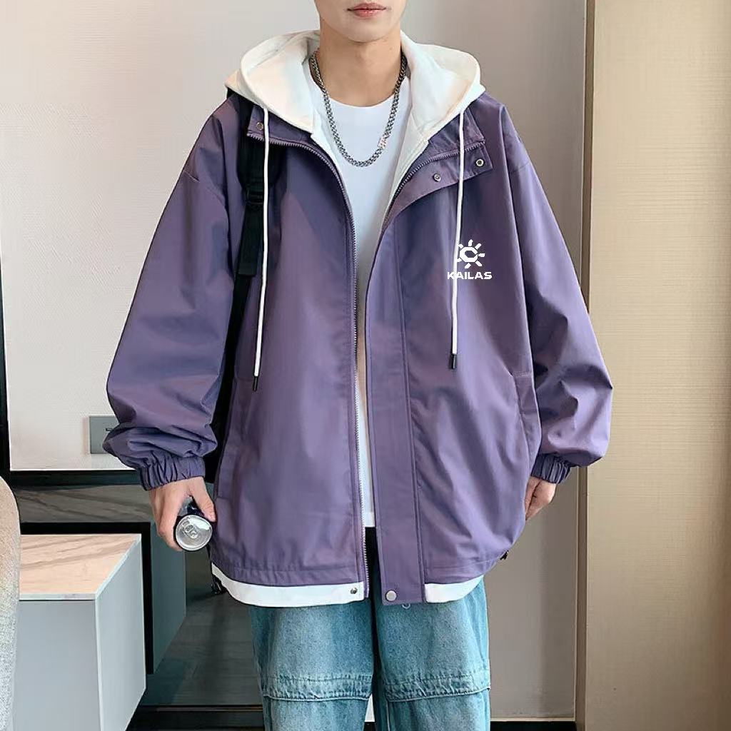💰150
凯乐石KAILAS拼接连帽假两件美式山系户外登山服外套夹克
高品质三防冲锋衣,真正的户外探险家,绝不会错过凯乐石KAILAS这款软壳登山服。它以美式山系风格为灵感,充满野性与自由气息。在雪山、丛林等复杂户外环境,它的防水性能堪称一绝,暴雨中也能保持干爽。男女同款的设计,让你和同伴在户外穿着整齐划一,无惧风雨,共同征服每一座山峰,探索未知的户外天地,成为大自然中最酷的探险家。
颜色浅卡其+雾霾蓝 黑色+浅麻灰 黑色+雾霾蓝 粉色+白色 浅卡其+咖啡 果绿+白色 雾霾蓝+浅麻灰 孔雀蓝+杏色 紫色+白色
尺码M-3XL