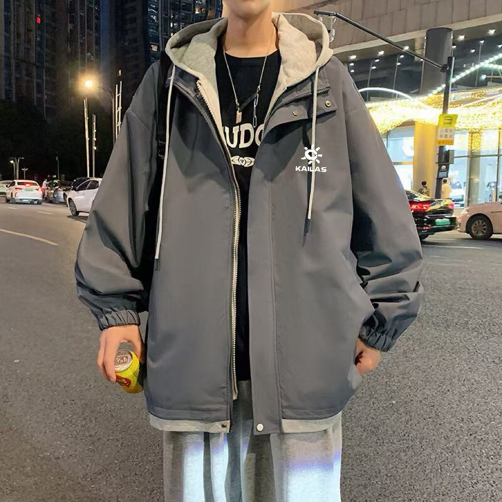 💰150
凯乐石KAILAS拼接连帽假两件美式山系户外登山服外套夹克
高品质三防冲锋衣,真正的户外探险家,绝不会错过凯乐石KAILAS这款软壳登山服。它以美式山系风格为灵感,充满野性与自由气息。在雪山、丛林等复杂户外环境,它的防水性能堪称一绝,暴雨中也能保持干爽。男女同款的设计,让你和同伴在户外穿着整齐划一,无惧风雨,共同征服每一座山峰,探索未知的户外天地,成为大自然中最酷的探险家。
颜色浅卡其+雾霾蓝 黑色+浅麻灰 黑色+雾霾蓝 粉色+白色 浅卡其+咖啡 果绿+白色 雾霾蓝+浅麻灰 孔雀蓝+杏色 紫色+白色
尺码M-3XL