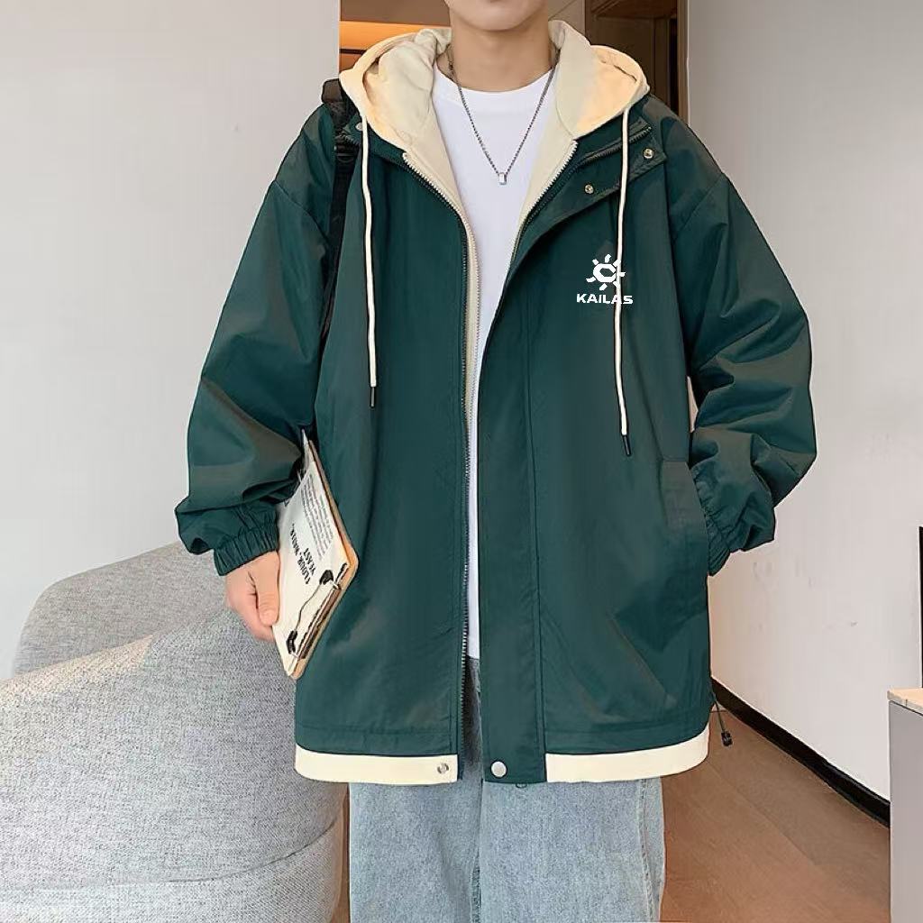 💰150
凯乐石KAILAS拼接连帽假两件美式山系户外登山服外套夹克
高品质三防冲锋衣,真正的户外探险家,绝不会错过凯乐石KAILAS这款软壳登山服。它以美式山系风格为灵感,充满野性与自由气息。在雪山、丛林等复杂户外环境,它的防水性能堪称一绝,暴雨中也能保持干爽。男女同款的设计,让你和同伴在户外穿着整齐划一,无惧风雨,共同征服每一座山峰,探索未知的户外天地,成为大自然中最酷的探险家。
颜色浅卡其+雾霾蓝 黑色+浅麻灰 黑色+雾霾蓝 粉色+白色 浅卡其+咖啡 果绿+白色 雾霾蓝+浅麻灰 孔雀蓝+杏色 紫色+白色
尺码M-3XL