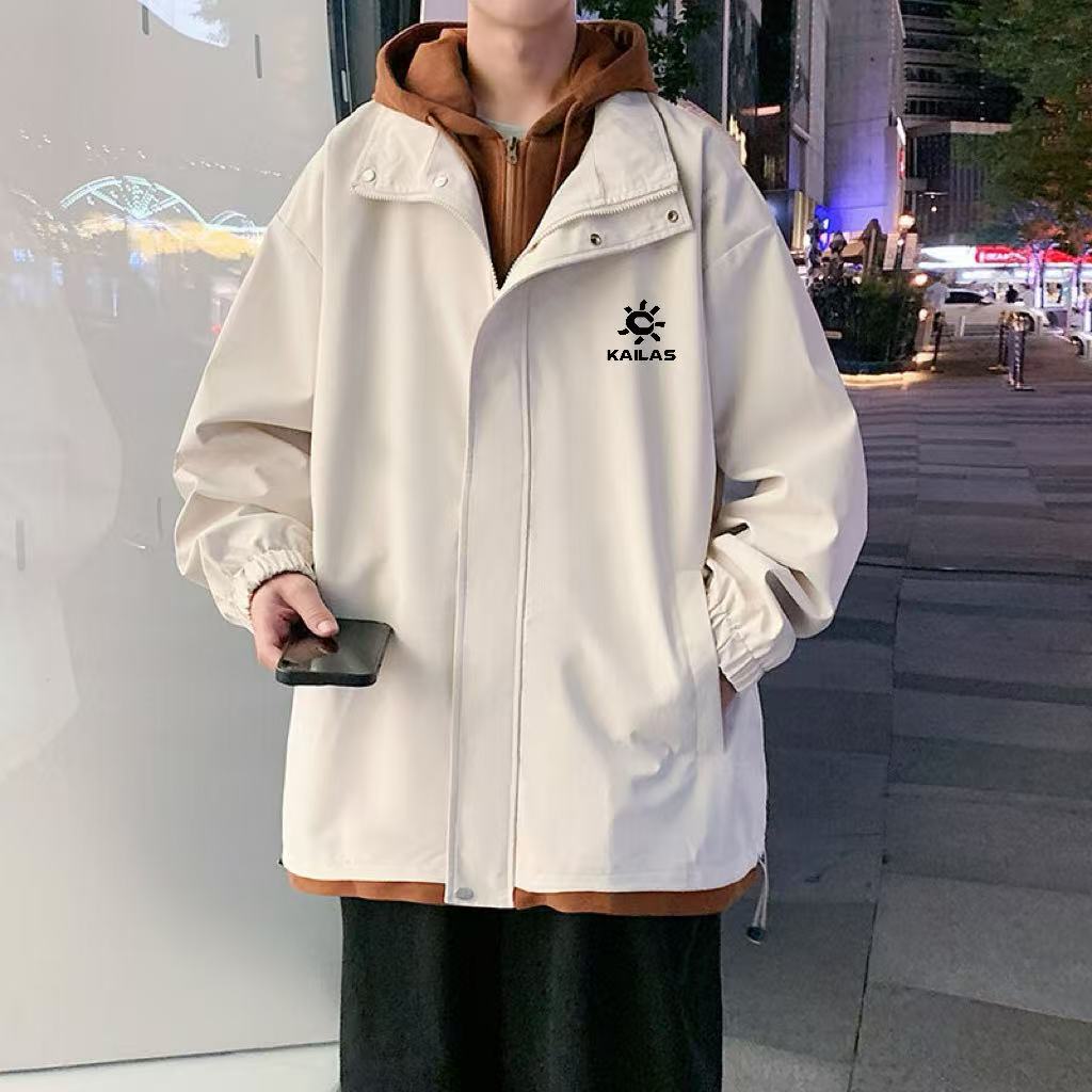 💰150
凯乐石KAILAS拼接连帽假两件美式山系户外登山服外套夹克
高品质三防冲锋衣,真正的户外探险家,绝不会错过凯乐石KAILAS这款软壳登山服。它以美式山系风格为灵感,充满野性与自由气息。在雪山、丛林等复杂户外环境,它的防水性能堪称一绝,暴雨中也能保持干爽。男女同款的设计,让你和同伴在户外穿着整齐划一,无惧风雨,共同征服每一座山峰,探索未知的户外天地,成为大自然中最酷的探险家。
颜色浅卡其+雾霾蓝 黑色+浅麻灰 黑色+雾霾蓝 粉色+白色 浅卡其+咖啡 果绿+白色 雾霾蓝+浅麻灰 孔雀蓝+杏色 紫色+白色
尺码M-3XL