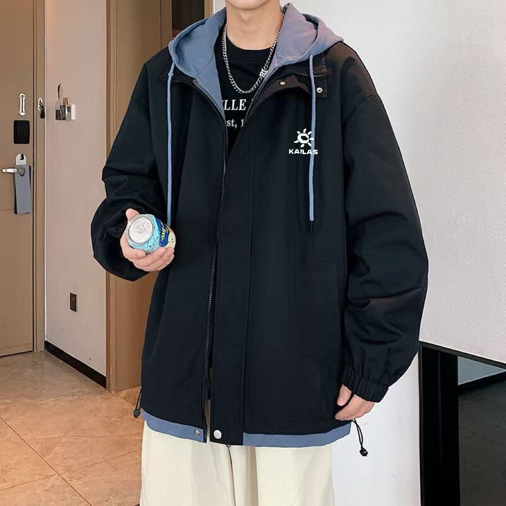 💰150
凯乐石KAILAS拼接连帽假两件美式山系户外登山服外套夹克
高品质三防冲锋衣,真正的户外探险家,绝不会错过凯乐石KAILAS这款软壳登山服。它以美式山系风格为灵感,充满野性与自由气息。在雪山、丛林等复杂户外环境,它的防水性能堪称一绝,暴雨中也能保持干爽。男女同款的设计,让你和同伴在户外穿着整齐划一,无惧风雨,共同征服每一座山峰,探索未知的户外天地,成为大自然中最酷的探险家。
颜色浅卡其+雾霾蓝 黑色+浅麻灰 黑色+雾霾蓝 粉色+白色 浅卡其+咖啡 果绿+白色 雾霾蓝+浅麻灰 孔雀蓝+杏色 紫色+白色
尺码M-3XL