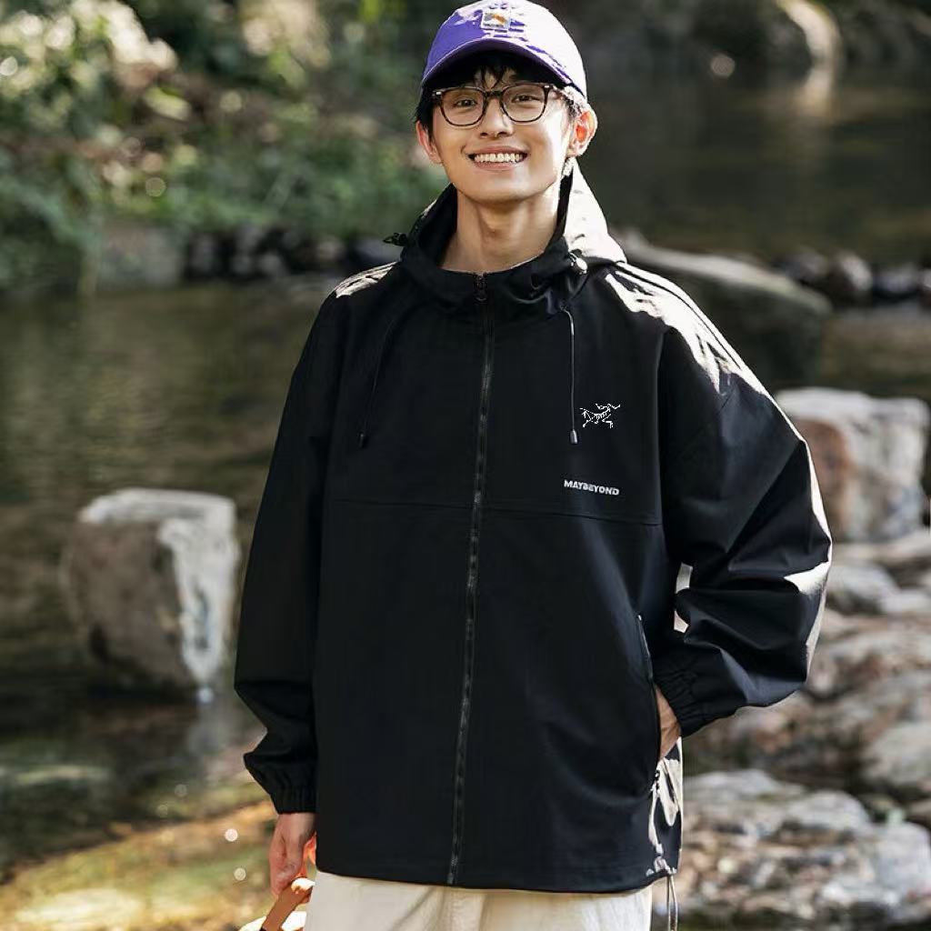  💰140
ARCTERYX/始祖鸟港风户外运动防风防水透气软壳连帽冲锋衣
2025春款训练运动防水透气夹克外套，采用功能属性梭织面料制作面料表层立正挺阔，轻质舒爽同时具有防水透湿功能性，搭配挡风兜帽设计，可防止冷空气进入，随性开合的同时，更享便捷穿脱，助力运动表现。
同时可根据气候需求自如穿搭，打造多样造型感，男女同款，三标辅料齐全！

颜色黑色 卡其 墨绿色 果绿 紫色 咖啡色
尺码M-3XL








