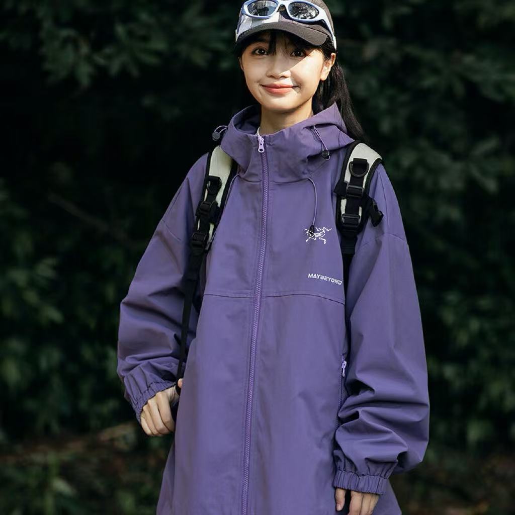  💰140
ARCTERYX/始祖鸟港风户外运动防风防水透气软壳连帽冲锋衣
2025春款训练运动防水透气夹克外套，采用功能属性梭织面料制作面料表层立正挺阔，轻质舒爽同时具有防水透湿功能性，搭配挡风兜帽设计，可防止冷空气进入，随性开合的同时，更享便捷穿脱，助力运动表现。
同时可根据气候需求自如穿搭，打造多样造型感，男女同款，三标辅料齐全！

颜色黑色 卡其 墨绿色 果绿 紫色 咖啡色
尺码M-3XL








