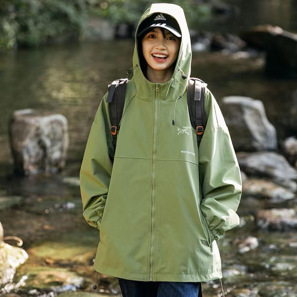  💰140
ARCTERYX/始祖鸟港风户外运动防风防水透气软壳连帽冲锋衣
2025春款训练运动防水透气夹克外套，采用功能属性梭织面料制作面料表层立正挺阔，轻质舒爽同时具有防水透湿功能性，搭配挡风兜帽设计，可防止冷空气进入，随性开合的同时，更享便捷穿脱，助力运动表现。
同时可根据气候需求自如穿搭，打造多样造型感，男女同款，三标辅料齐全！

颜色黑色 卡其 墨绿色 果绿 紫色 咖啡色
尺码M-3XL








