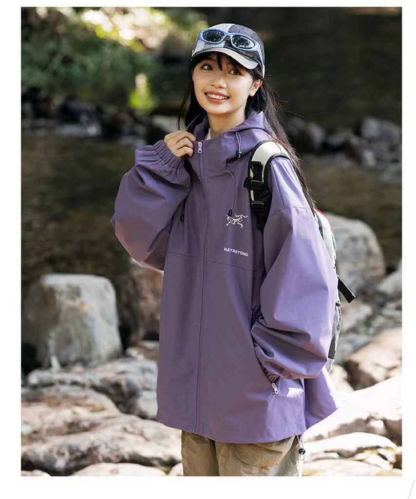  💰140
ARCTERYX/始祖鸟港风户外运动防风防水透气软壳连帽冲锋衣
2025春款训练运动防水透气夹克外套，采用功能属性梭织面料制作面料表层立正挺阔，轻质舒爽同时具有防水透湿功能性，搭配挡风兜帽设计，可防止冷空气进入，随性开合的同时，更享便捷穿脱，助力运动表现。
同时可根据气候需求自如穿搭，打造多样造型感，男女同款，三标辅料齐全！

颜色黑色 卡其 墨绿色 果绿 紫色 咖啡色
尺码M-3XL








