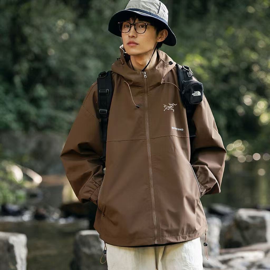  💰140
ARCTERYX/始祖鸟港风户外运动防风防水透气软壳连帽冲锋衣
2025春款训练运动防水透气夹克外套，采用功能属性梭织面料制作面料表层立正挺阔，轻质舒爽同时具有防水透湿功能性，搭配挡风兜帽设计，可防止冷空气进入，随性开合的同时，更享便捷穿脱，助力运动表现。
同时可根据气候需求自如穿搭，打造多样造型感，男女同款，三标辅料齐全！

颜色黑色 卡其 墨绿色 果绿 紫色 咖啡色
尺码M-3XL








