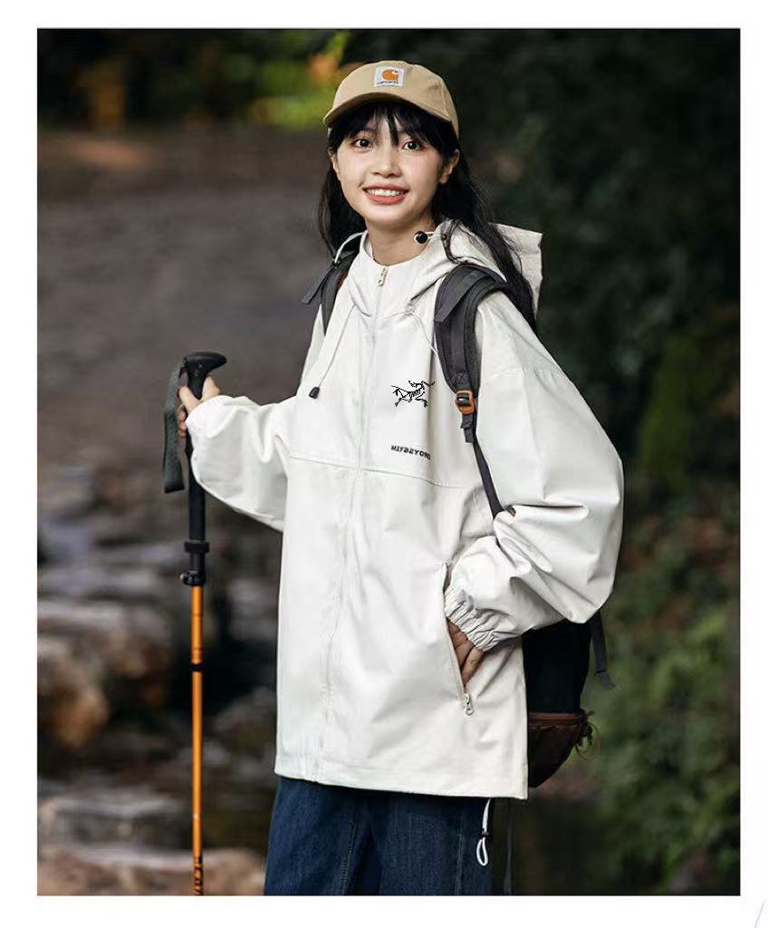  💰140
ARCTERYX/始祖鸟港风户外运动防风防水透气软壳连帽冲锋衣
2025春款训练运动防水透气夹克外套，采用功能属性梭织面料制作面料表层立正挺阔，轻质舒爽同时具有防水透湿功能性，搭配挡风兜帽设计，可防止冷空气进入，随性开合的同时，更享便捷穿脱，助力运动表现。
同时可根据气候需求自如穿搭，打造多样造型感，男女同款，三标辅料齐全！

颜色黑色 卡其 墨绿色 果绿 紫色 咖啡色
尺码M-3XL









