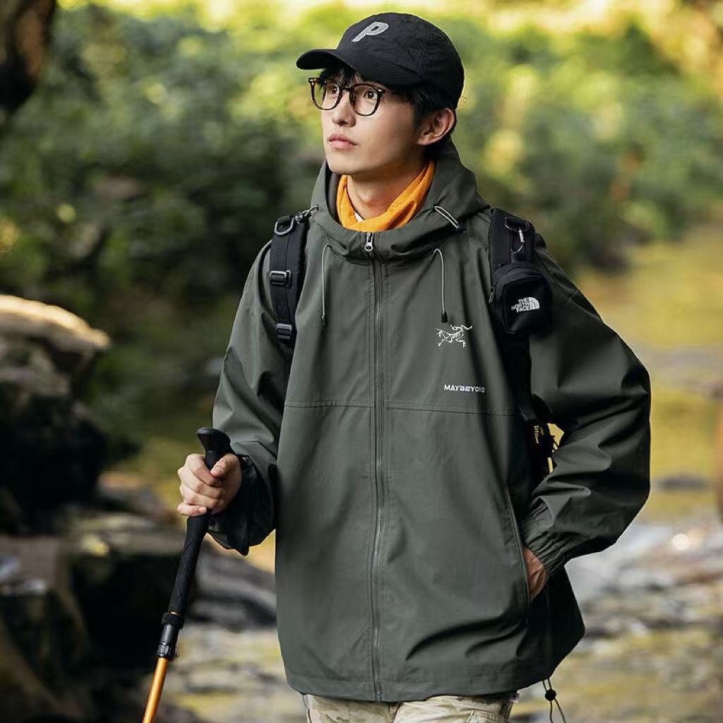  💰140
ARCTERYX/始祖鸟港风户外运动防风防水透气软壳连帽冲锋衣
2025春款训练运动防水透气夹克外套，采用功能属性梭织面料制作面料表层立正挺阔，轻质舒爽同时具有防水透湿功能性，搭配挡风兜帽设计，可防止冷空气进入，随性开合的同时，更享便捷穿脱，助力运动表现。
同时可根据气候需求自如穿搭，打造多样造型感，男女同款，三标辅料齐全！

颜色黑色 卡其 墨绿色 果绿 紫色 咖啡色
尺码M-3XL








