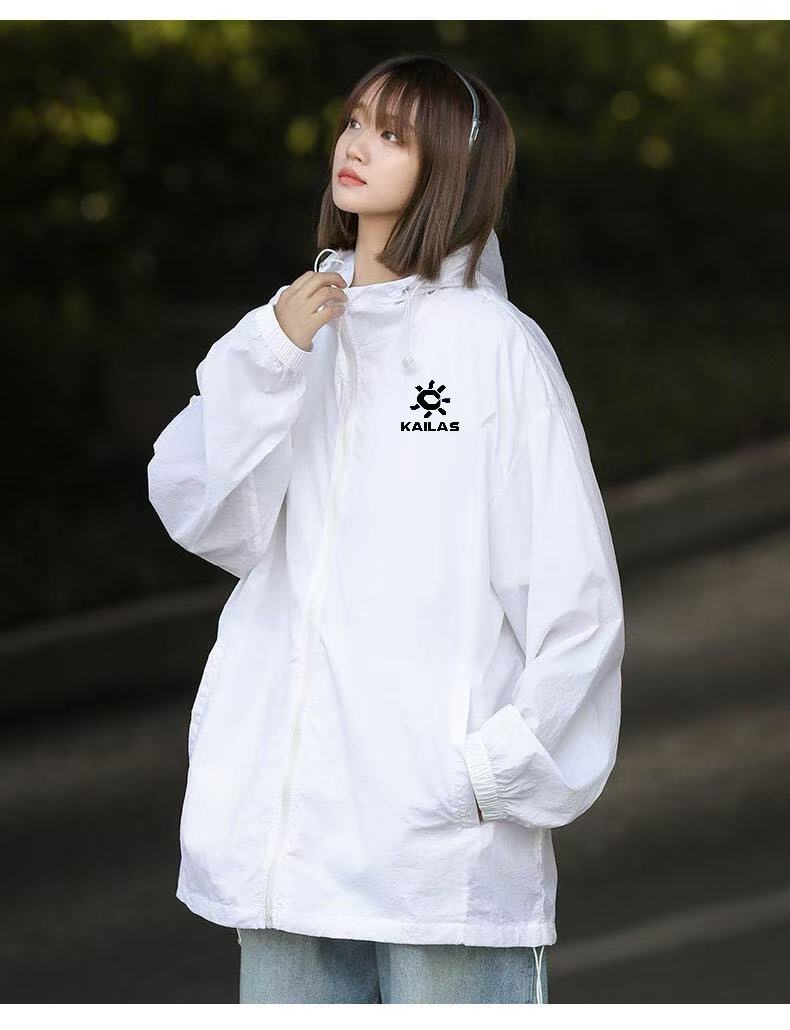❇️ 上新💰140
凯乐石/KAILAS经典连帽潮流炸街防晒衣,清爽色系,男女情侣同款。简单清爽。面料舒适柔软。非常的丝滑。夏天穿冰冰凉凉的。 冰丝面料 ,人手必备一件。防紫外线。自留款,
爆火 小红书同款采用优质印花高温压胶
衣服技术可在不牺牲透气性情况下抵御防晒上身版型太香了 穿上效果露营风拉满 性价比超级高
经久不衰,版型宽松,随便搭配一条运动裤出门,时尚有型
颜色:白色 水泥灰 碳灰 黑色 粉色 红色 丘褐色 矿野紫 古苔绿 秘境紫 灰绿 浅果绿 浅蓝
尺码:S-3XL
尺码详情看图九