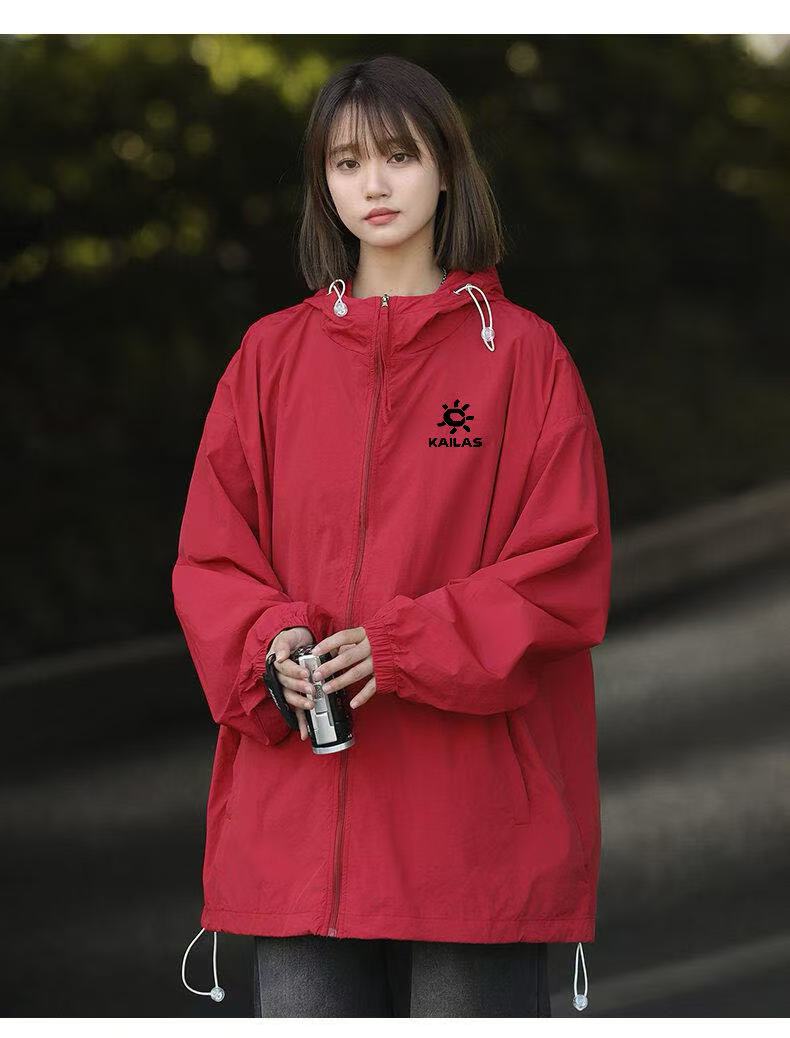 ❇️ 上新💰140
凯乐石/KAILAS经典连帽潮流炸街防晒衣,清爽色系,男女情侣同款。简单清爽。面料舒适柔软。非常的丝滑。夏天穿冰冰凉凉的。 冰丝面料 ,人手必备一件。防紫外线。自留款,
爆火 小红书同款采用优质印花高温压胶
衣服技术可在不牺牲透气性情况下抵御防晒上身版型太香了 穿上效果露营风拉满 性价比超级高
经久不衰,版型宽松,随便搭配一条运动裤出门,时尚有型
颜色:白色 水泥灰 碳灰 黑色 粉色 红色 丘褐色 矿野紫 古苔绿 秘境紫 灰绿 浅果绿 浅蓝
尺码:S-3XL
尺码详情看图九
