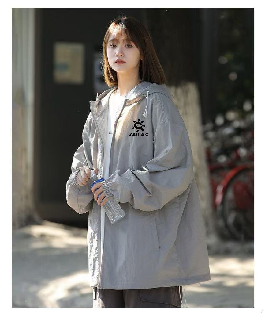 ❇️ 上新💰140
凯乐石/KAILAS经典连帽潮流炸街防晒衣,清爽色系,男女情侣同款。简单清爽。面料舒适柔软。非常的丝滑。夏天穿冰冰凉凉的。 冰丝面料 ,人手必备一件。防紫外线。自留款,
爆火 小红书同款采用优质印花高温压胶
衣服技术可在不牺牲透气性情况下抵御防晒上身版型太香了 穿上效果露营风拉满 性价比超级高
经久不衰,版型宽松,随便搭配一条运动裤出门,时尚有型
颜色:白色 水泥灰 碳灰 黑色 粉色 红色 丘褐色 矿野紫 古苔绿 秘境紫 灰绿 浅果绿 浅蓝
尺码:S-3XL
尺码详情看图九