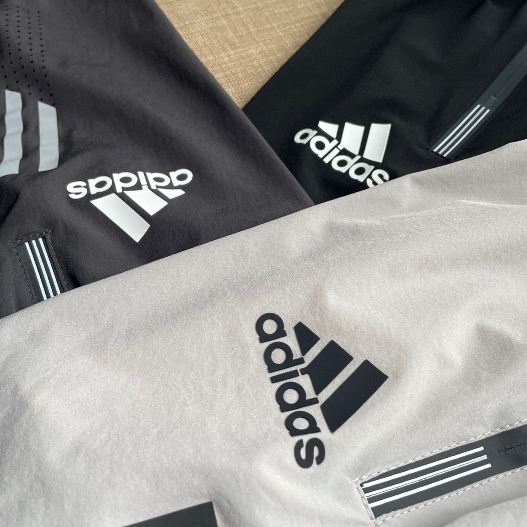💰90
Adidas阿迪达斯官网运动速干透气健身短裤
3M反光条设计➕永恒不变的经典logo和侧面三条缸➕经典阿迪达斯硅胶的logo
即有了运动的舒适又有了街头的休闲!!
可以适应任何场合!!
全联三标洗吊齐全
直筒裤型两侧三道缸设计,极具设计感的一款短裤
充分体现百年传承的经典三条缸
这款的独特之处在于它的特殊的三条缸设计!!
突破常规和人们对阿迪达斯的审美,两边三条缸的经典款中脱颖而出!
裤腿下是经典标志!,不会掉,收脚的设计让整条裤子充满活力!抢镜回头率百分之百!
小毛圈面料,不会起球,透气吸湿性好!!
松紧腰带便于调节腰围,实用方便!!
这款裤子立体剪裁 ,更能体现出身型,
经典款你们值得拥有
颜色:黑色 藏青色 深灰色