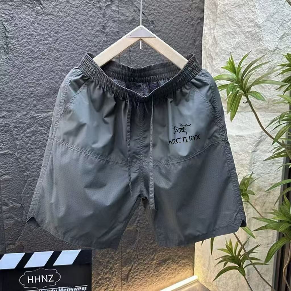 💰95
ARC'TERYX始祖鸟防刮耐磨立裁男士户外休闲五分速干短裤 城市机能户外!
城市通勤系列运动短裤~2025年夏季最新款柜上在售!
户外3D立体剪裁,裤子上身舒适合体,日常生活与通勤均可穿搭~
面料选用功能性速干科技面料轻量化科技打造,上身轻便无负重四面机械弹力拉伸,运动无束缚~
高密梭织,质地挺括结实耐磨防刮经久耐穿~户外3D立体剪裁,
上身效果显瘦有型
款式简洁日常生活与通勤均可穿搭能够满足你任何场合的穿搭所需,裤子半松紧設计,穿脱方便,脚口高温压胶,看上去比一般的短裤要有档次⬆️
颜色:黑色,灰色,米白色
尺码:M-4Xl