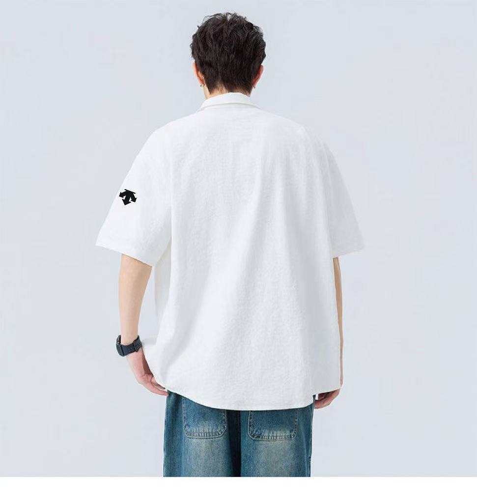  💰100
轻量系列！DESCENTE/迪桑特工装原创男士快干夏季商务休闲短袖衬衫！
激光切割工艺干净利落激光切割边缘直落高温保型持久洗涤也不易变形。💰olo领造型，韩国進口面料，垂顺柔滑牛奶丝材质，温柔高弹,柔软,抗皱。
四面含弹,穿着不拘束不紧绷。
U秀垂性保证了不起皱T性,很好打理，正面切割隐藏式口袋。
高弹力，速干，清凉体验感。
颜色：白色 黑色
尺码：S-3XL






















