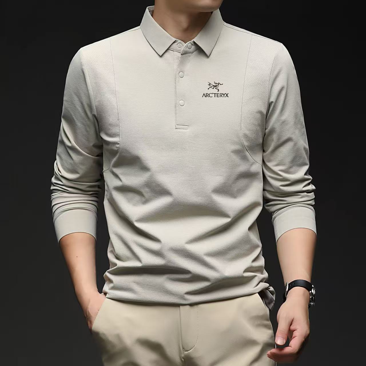 供货价:90💰『高瑞轻量化』常熟特别货,极致做工贸易款,原包装+原吊牌
ARC'TERYX/始祖鸟秋季新款多色进口印花Polo衫长袖卫衣 

25秋季新款 面料47的聚酯纤维45的锦纶 6.7的氨纶柔软细腻贴身穿的长袖 自带棉柔感  轻微磨毛，有弹力，透气性舒适性一绝 

整理做工好 polo领不塌垮 ，3层压胶工艺，笔挺有精气神，胸口20厘米也做的拼色压胶条 ，半开时立挺高级

色系简单 款式 耐看百搭
颜色：黑色  白色 灰色 卡其 军绿
尺码：M-4XL
















