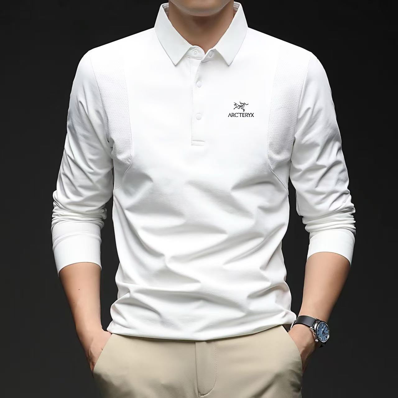 供货价:90💰『高瑞轻量化』常熟特别货,极致做工贸易款,原包装+原吊牌
ARC'TERYX/始祖鸟秋季新款多色进口印花Polo衫长袖卫衣 

25秋季新款 面料47的聚酯纤维45的锦纶 6.7的氨纶柔软细腻贴身穿的长袖 自带棉柔感  轻微磨毛，有弹力，透气性舒适性一绝 

整理做工好 polo领不塌垮 ，3层压胶工艺，笔挺有精气神，胸口20厘米也做的拼色压胶条 ，半开时立挺高级

色系简单 款式 耐看百搭
颜色：黑色  白色 灰色 卡其 军绿
尺码：M-4XL
















