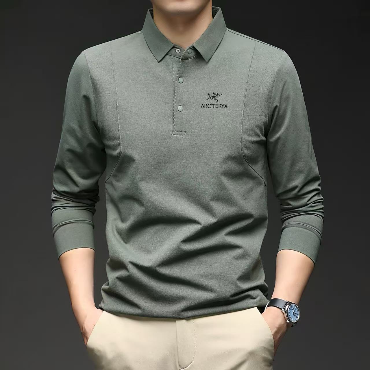 供货价:90💰『高瑞轻量化』常熟特别货,极致做工贸易款,原包装+原吊牌
ARC'TERYX/始祖鸟秋季新款多色进口印花Polo衫长袖卫衣 

25秋季新款 面料47的聚酯纤维45的锦纶 6.7的氨纶柔软细腻贴身穿的长袖 自带棉柔感  轻微磨毛，有弹力，透气性舒适性一绝 

整理做工好 polo领不塌垮 ，3层压胶工艺，笔挺有精气神，胸口20厘米也做的拼色压胶条 ，半开时立挺高级

色系简单 款式 耐看百搭
颜色：黑色  白色 灰色 卡其 军绿
尺码：M-4XL
















