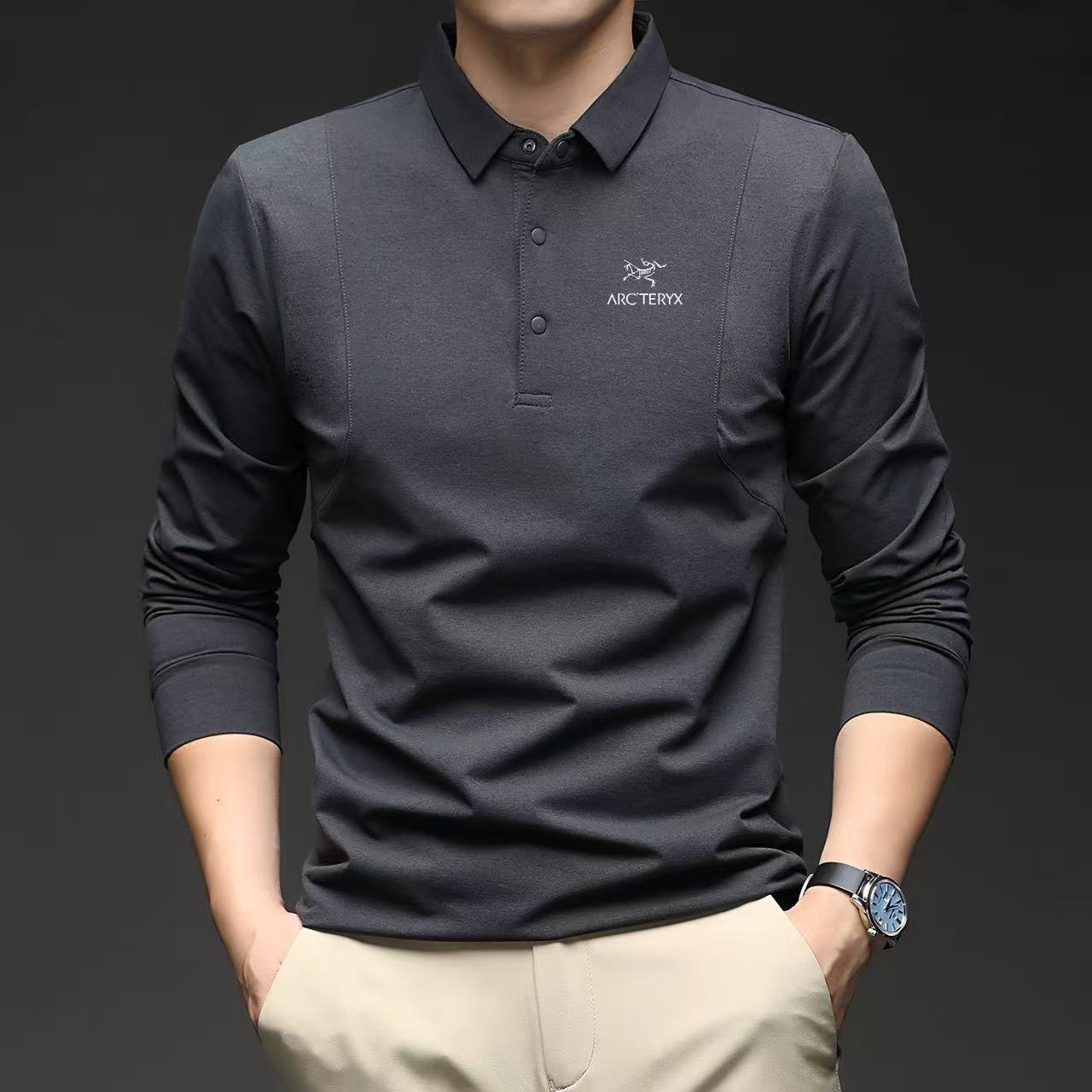 供货价:90💰『高瑞轻量化』常熟特别货,极致做工贸易款,原包装+原吊牌
ARC'TERYX/始祖鸟秋季新款多色进口印花Polo衫长袖卫衣 

25秋季新款 面料47的聚酯纤维45的锦纶 6.7的氨纶柔软细腻贴身穿的长袖 自带棉柔感  轻微磨毛，有弹力，透气性舒适性一绝 

整理做工好 polo领不塌垮 ，3层压胶工艺，笔挺有精气神，胸口20厘米也做的拼色压胶条 ，半开时立挺高级

色系简单 款式 耐看百搭
颜色：黑色  白色 灰色 卡其 军绿
尺码：M-4XL
















