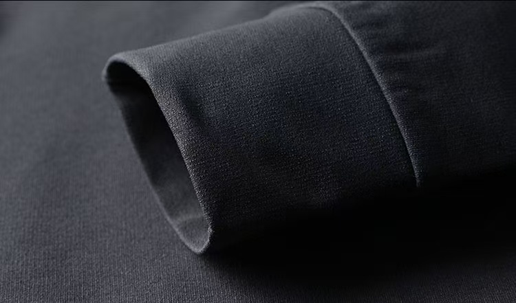 供货价:90💰『高瑞轻量化』常熟特别货,极致做工贸易款,原包装+原吊牌
ARC'TERYX/始祖鸟秋季新款多色进口印花Polo衫长袖卫衣 

25秋季新款 面料47的聚酯纤维45的锦纶 6.7的氨纶柔软细腻贴身穿的长袖 自带棉柔感  轻微磨毛，有弹力，透气性舒适性一绝 

整理做工好 polo领不塌垮 ，3层压胶工艺，笔挺有精气神，胸口20厘米也做的拼色压胶条 ，半开时立挺高级

色系简单 款式 耐看百搭
颜色：黑色  白色 灰色 卡其 军绿
尺码：M-4XL
















